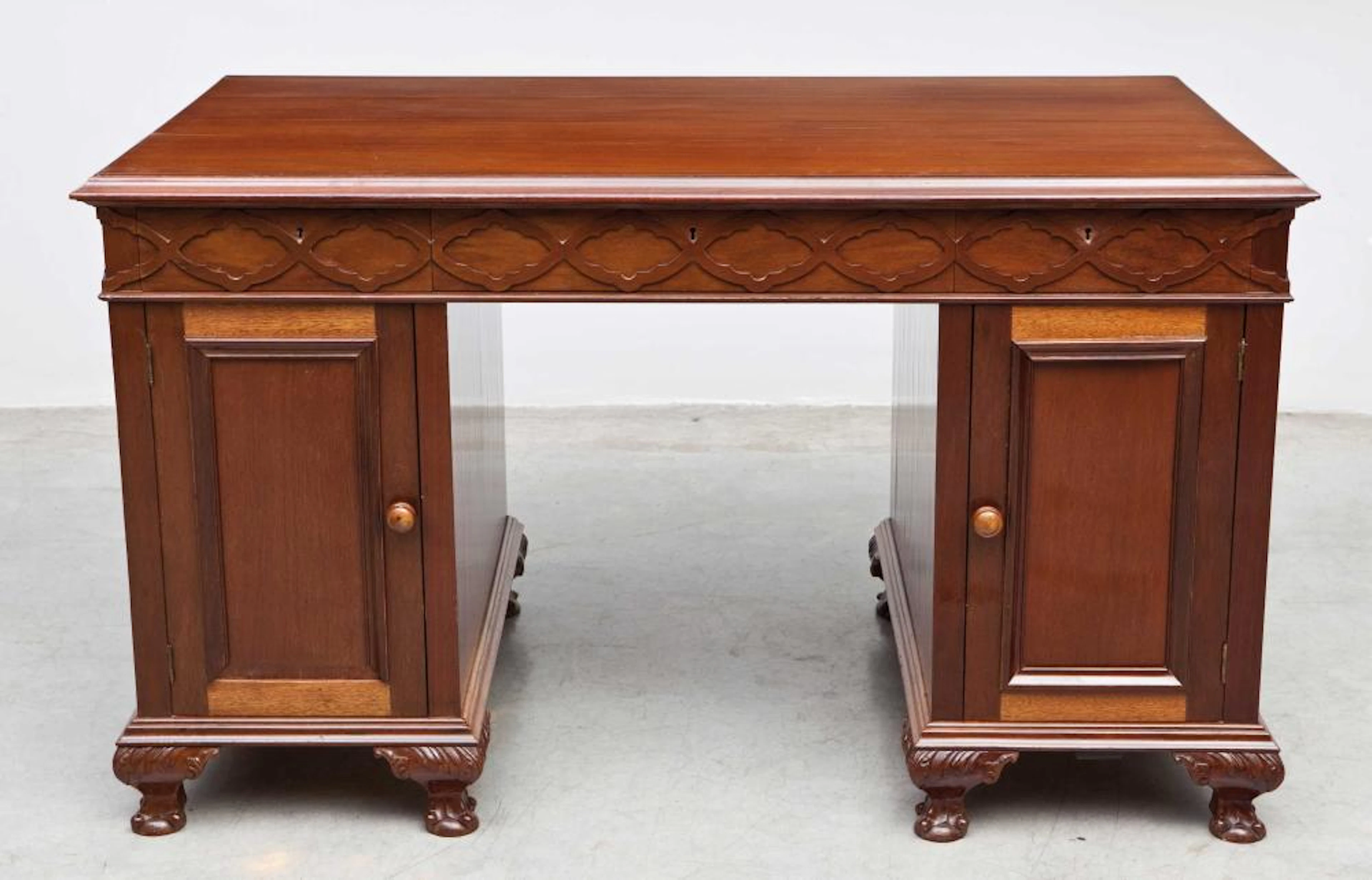 Mesa de despacho realizada en madera de caoba. Estilo Victoriano.