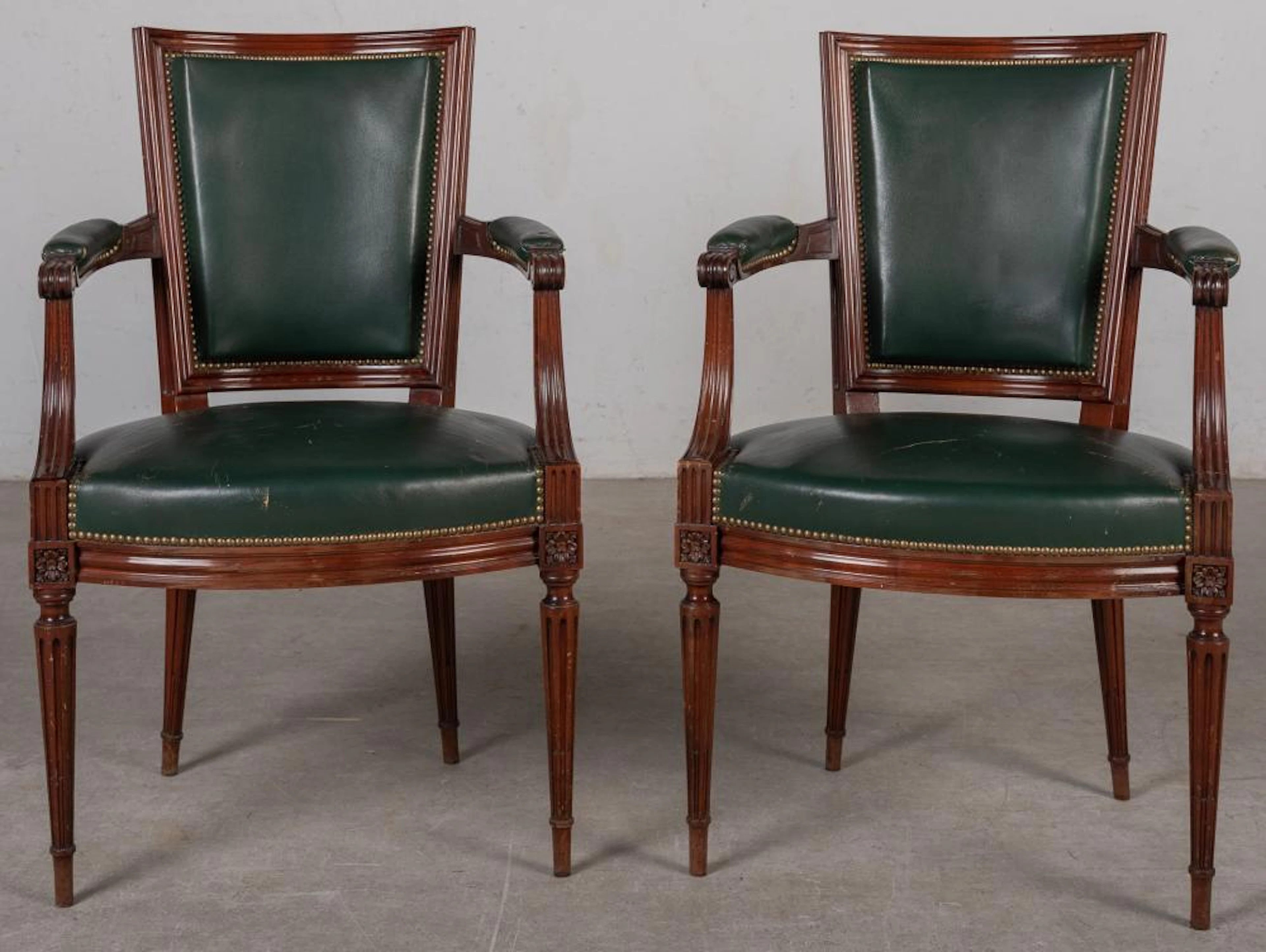 Pareja de butacas realizadas en madera y tapizada en cuero verde
