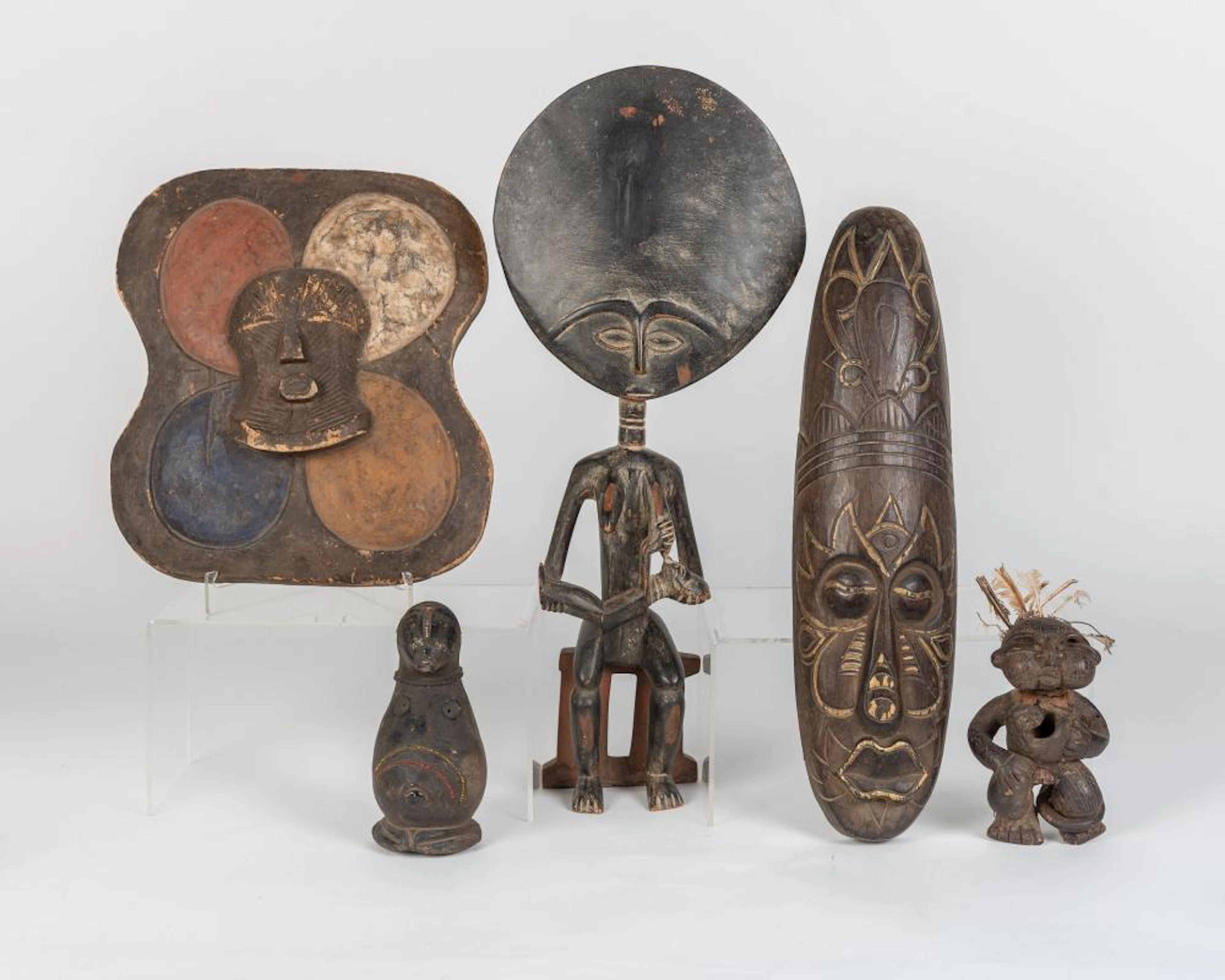 Lote compuesto por cinco piezas de arte africano...