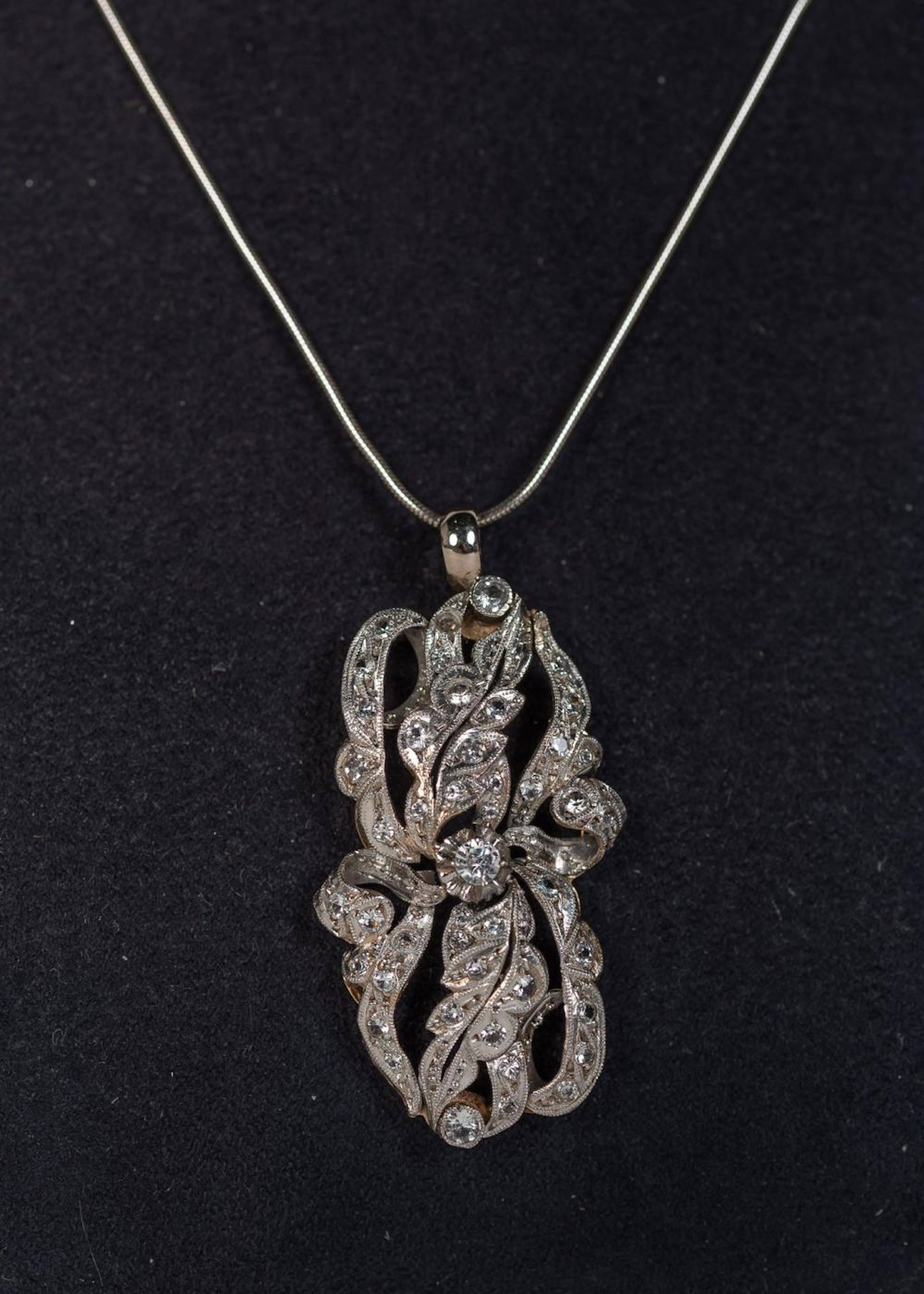 Colgante realizado en oro blanco y diamantes.Época art Deco