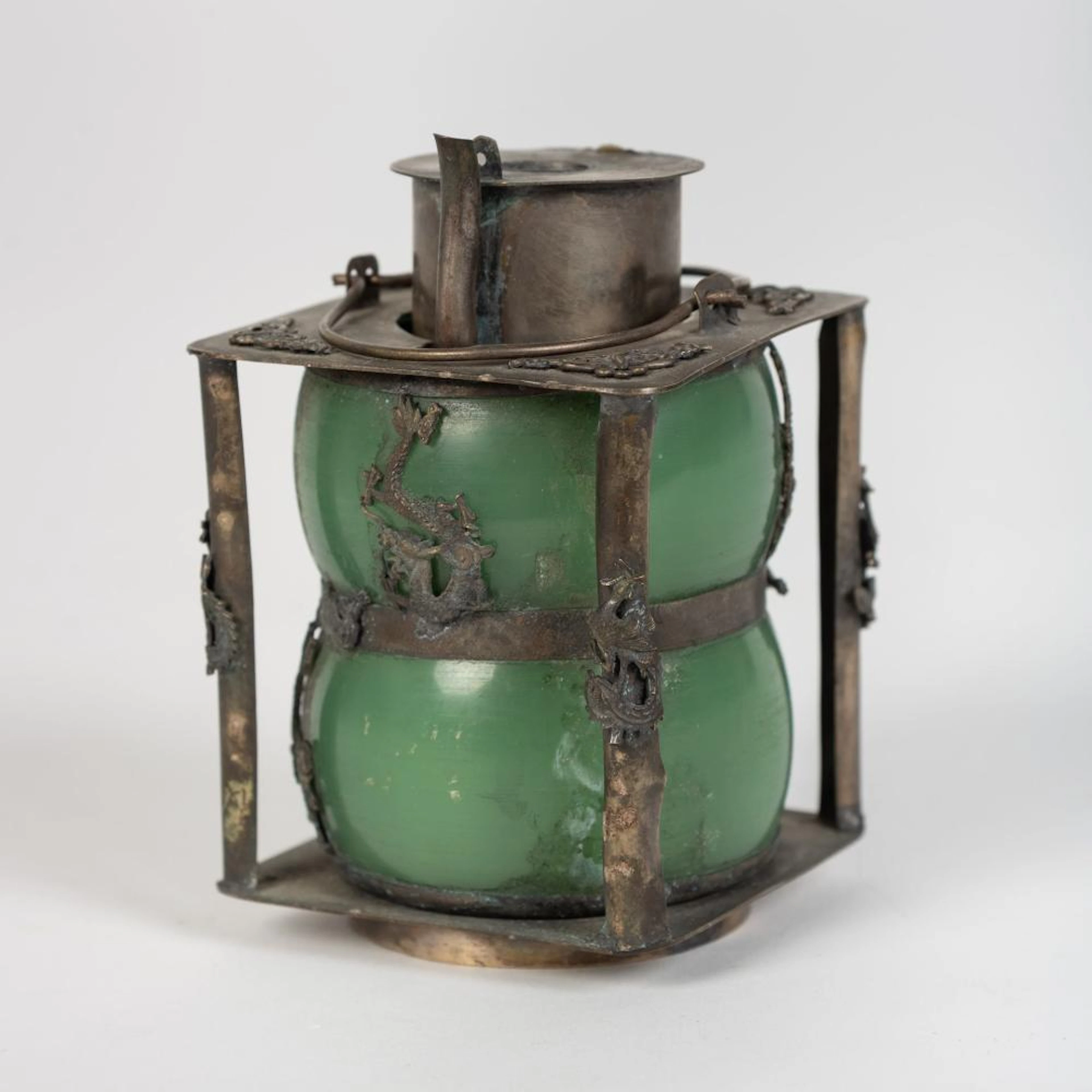 Lámpara de aceite realizada en metal y jade. China.