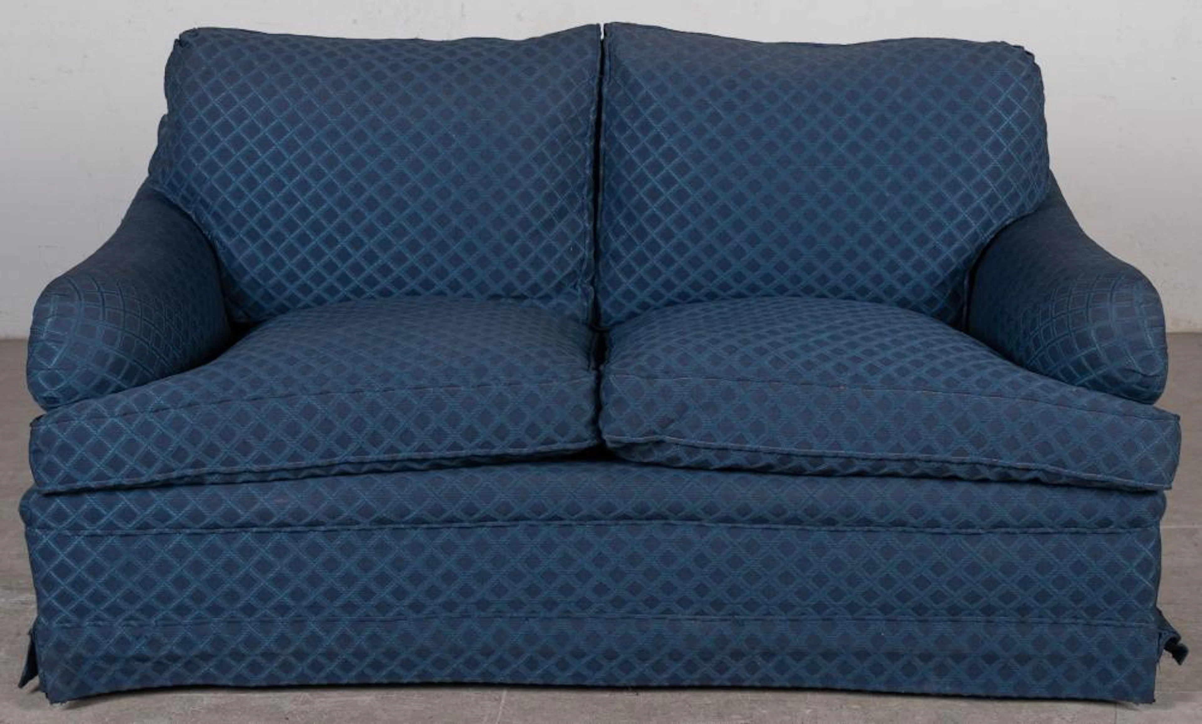 Sofá de dos plazas tapizado en color azul.