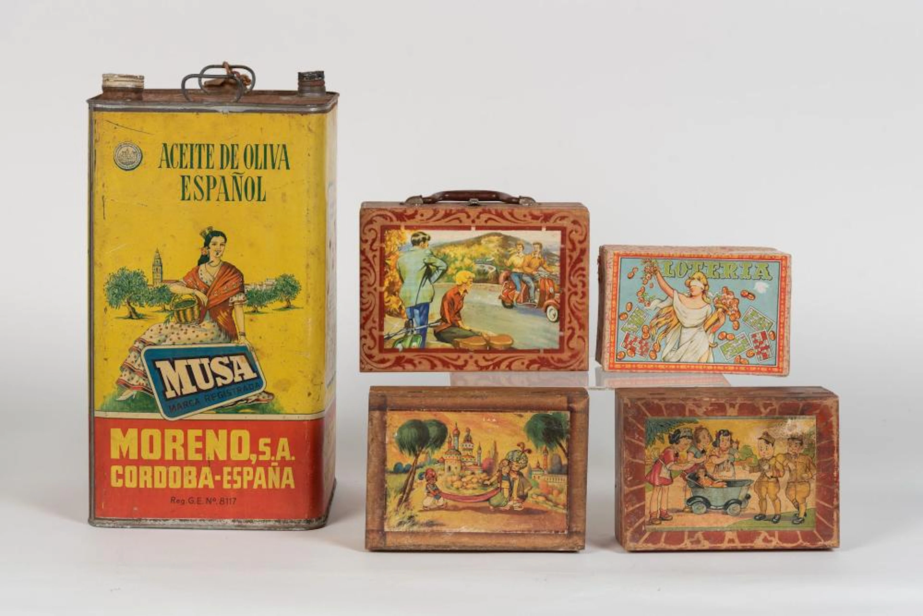 Lote compuesto por cuatro cajas vintage y un bidón de aceite.