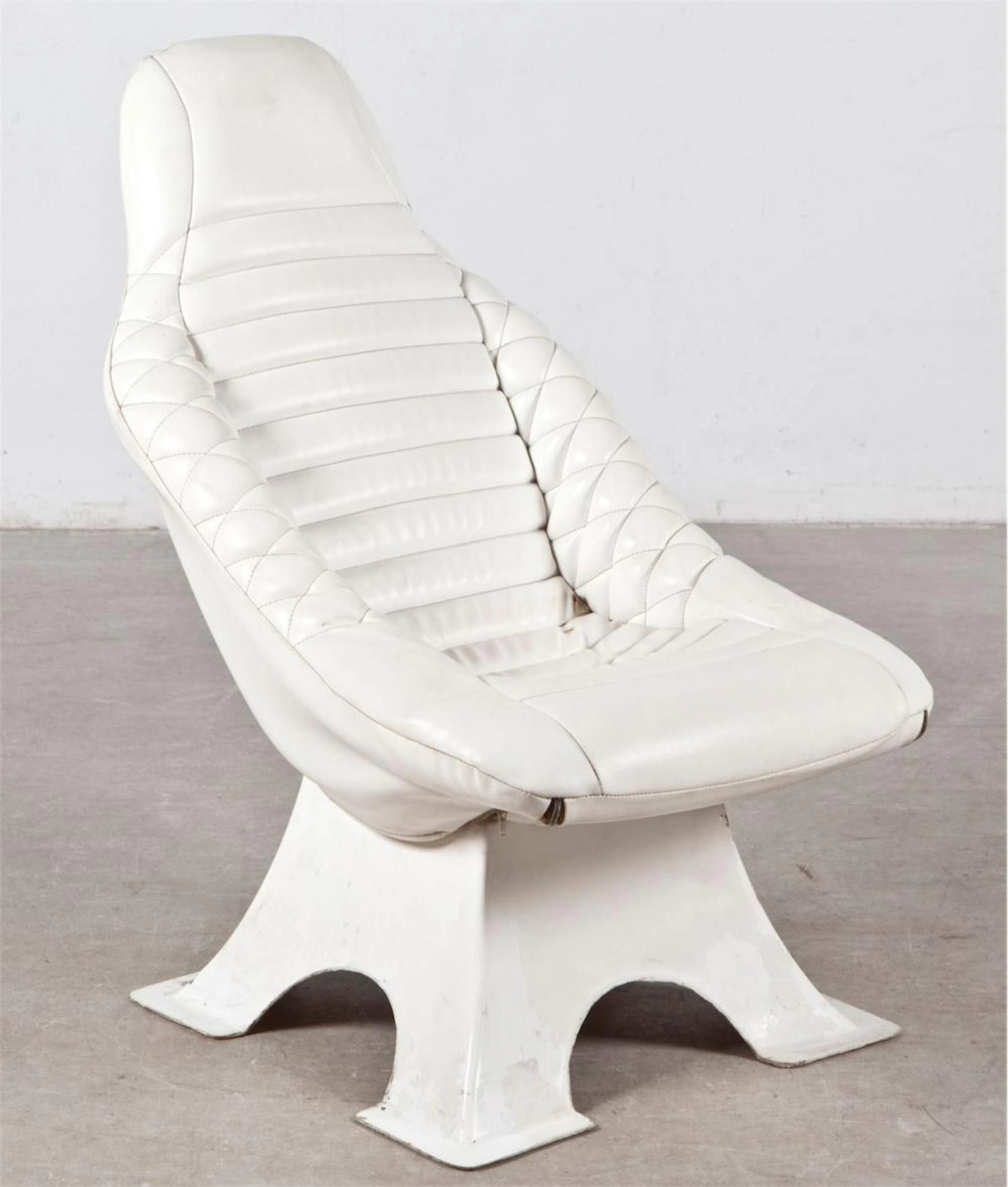 Sillón realizado en fibra de vidrio y piel
