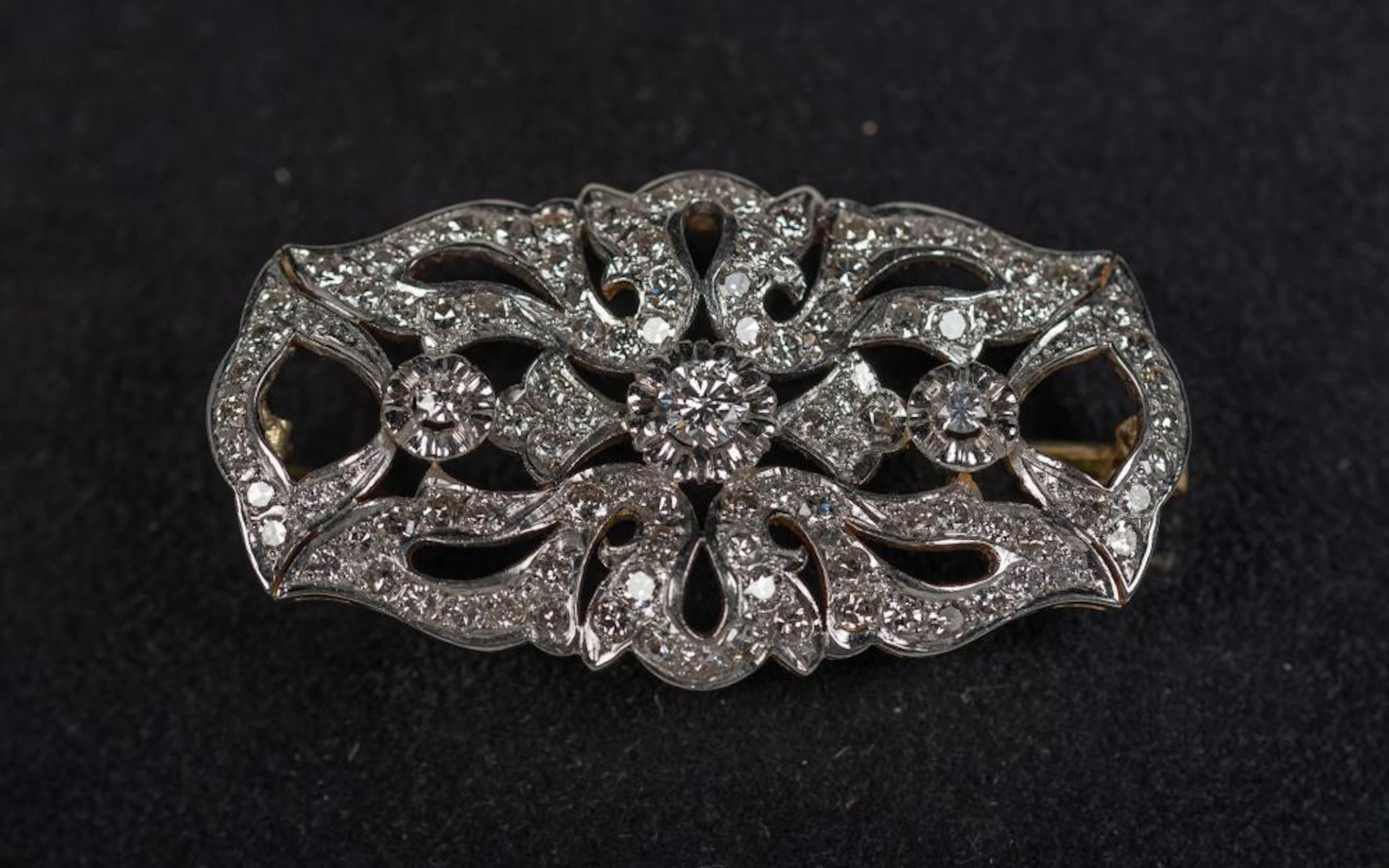 Broche de pastilla realizado en oro blanco y diamantes.Época Art Deco