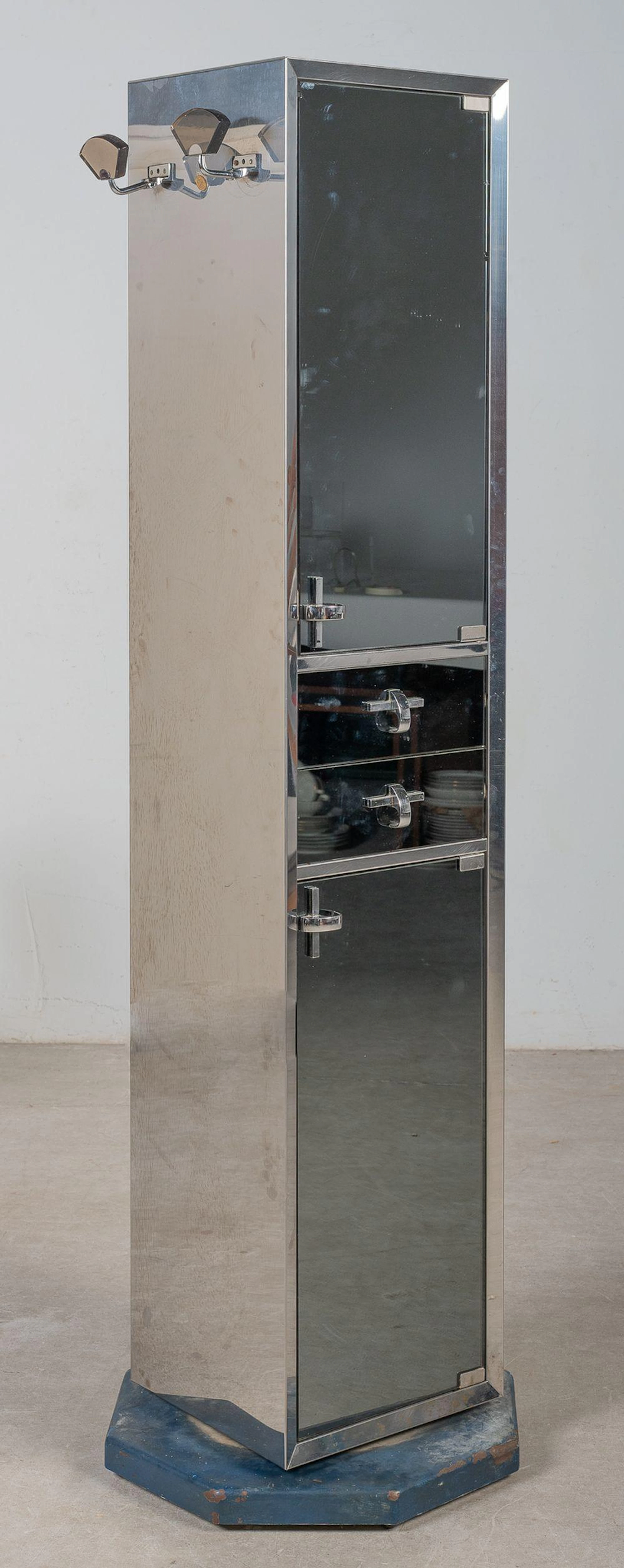 Mueble giratorio de baño realizado en metal, madera y espejos. Años 70.