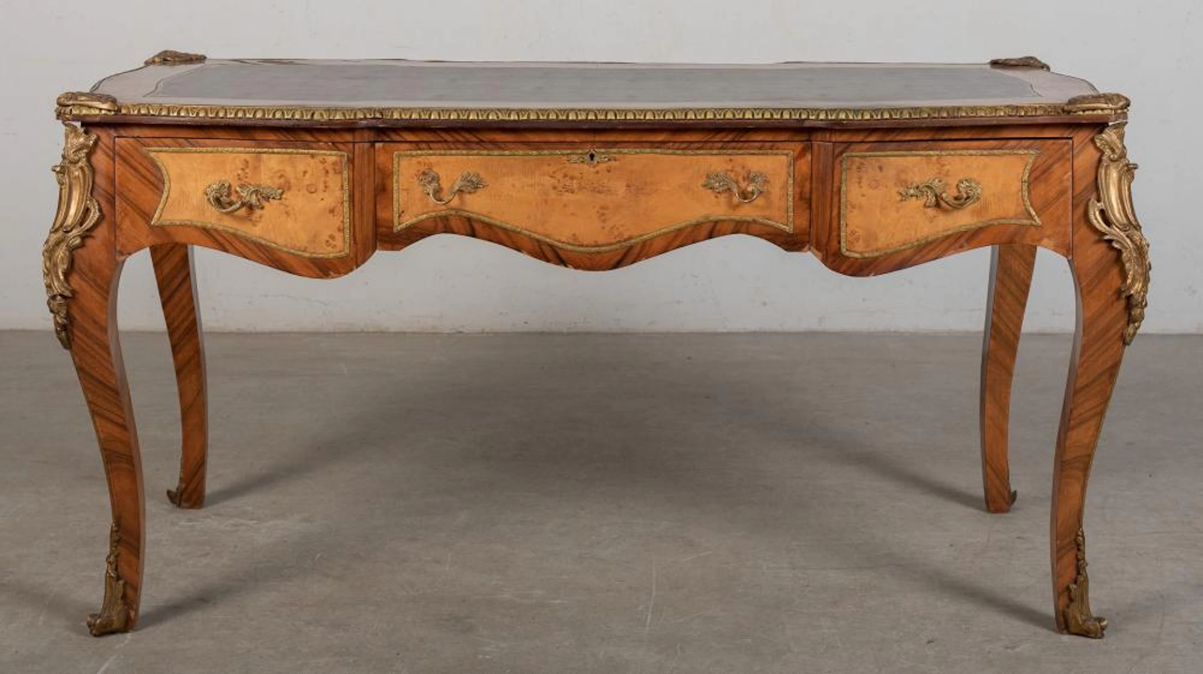 Mesa de despacho realizada en madera y bronces con encimera de cuero