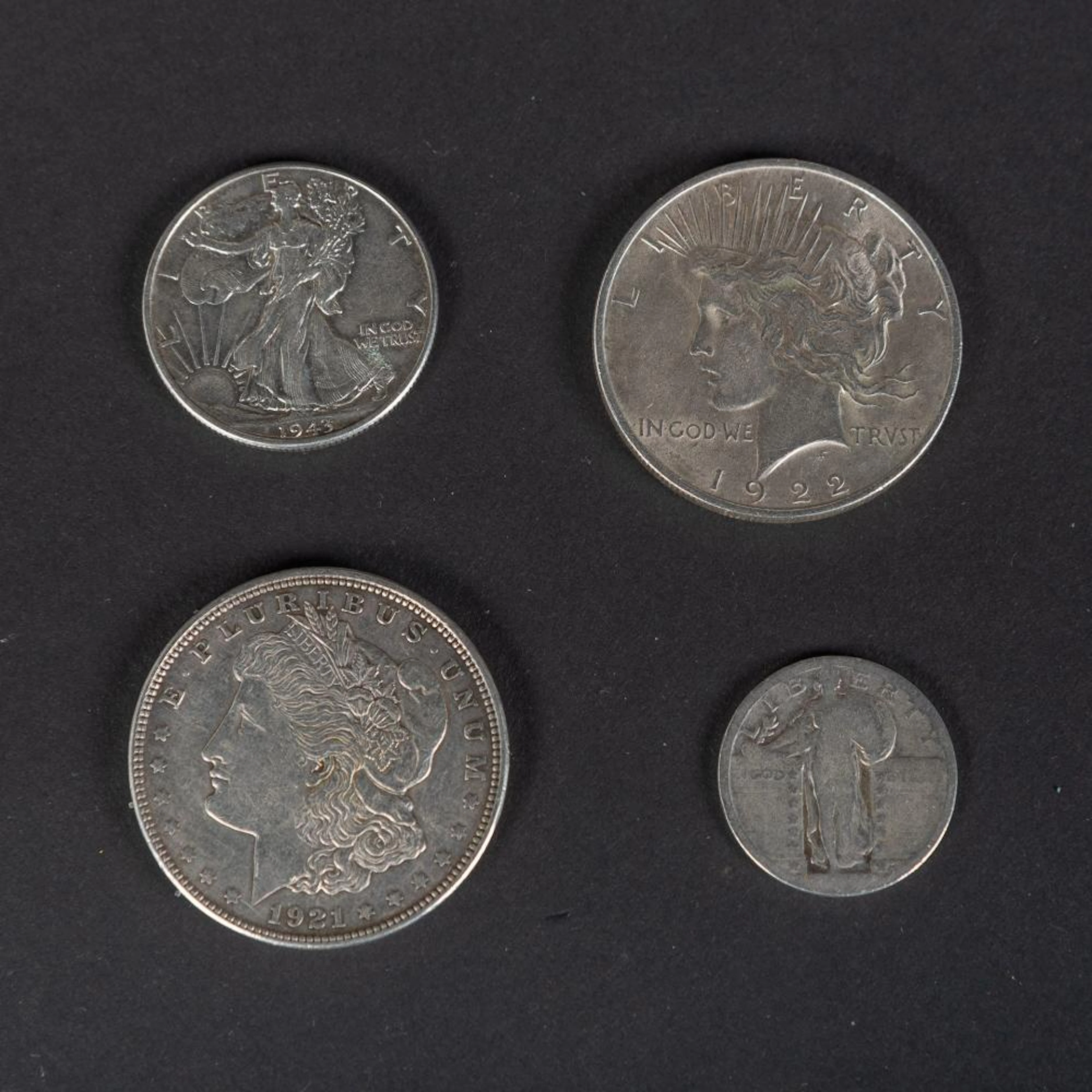 Lote cuatro monedas realizadas en plata de dolar diferentes años .