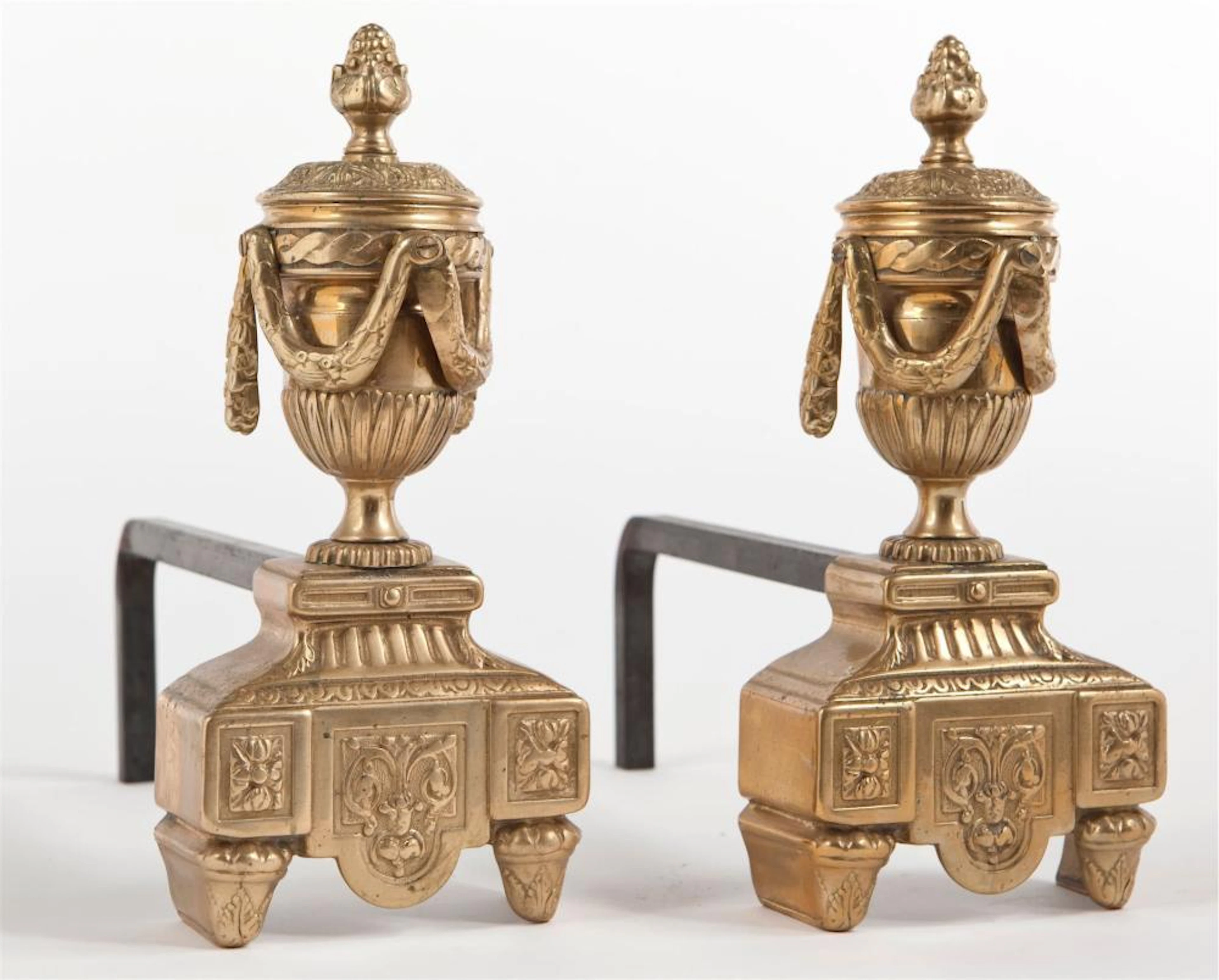 Pareja de morillos realizados en bronce dorado. Estilo luis XVI 29x13x35 cm