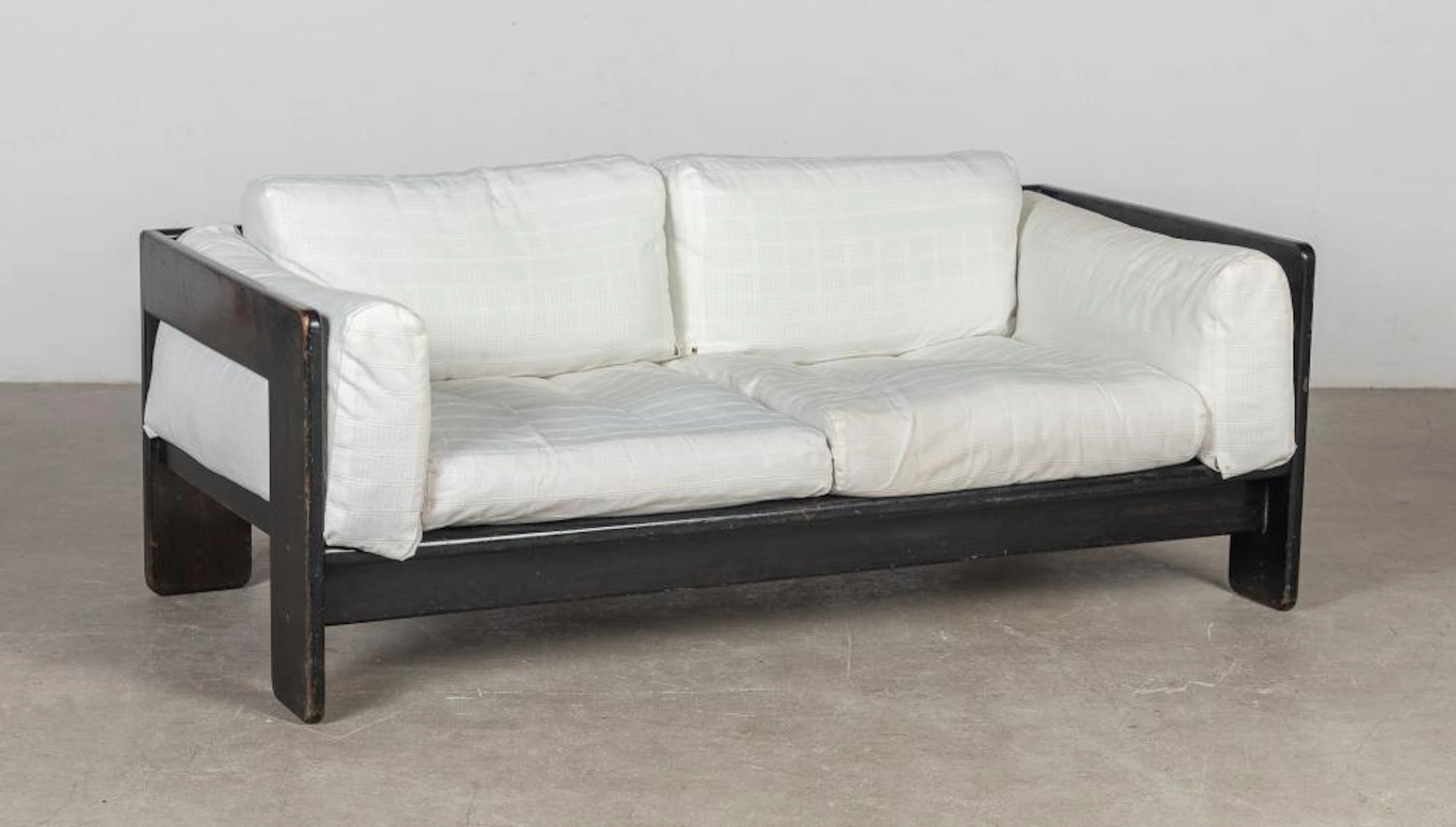 Sofá de dos plazas realizado en madera siguiendo modelos de Mikael Laursen,