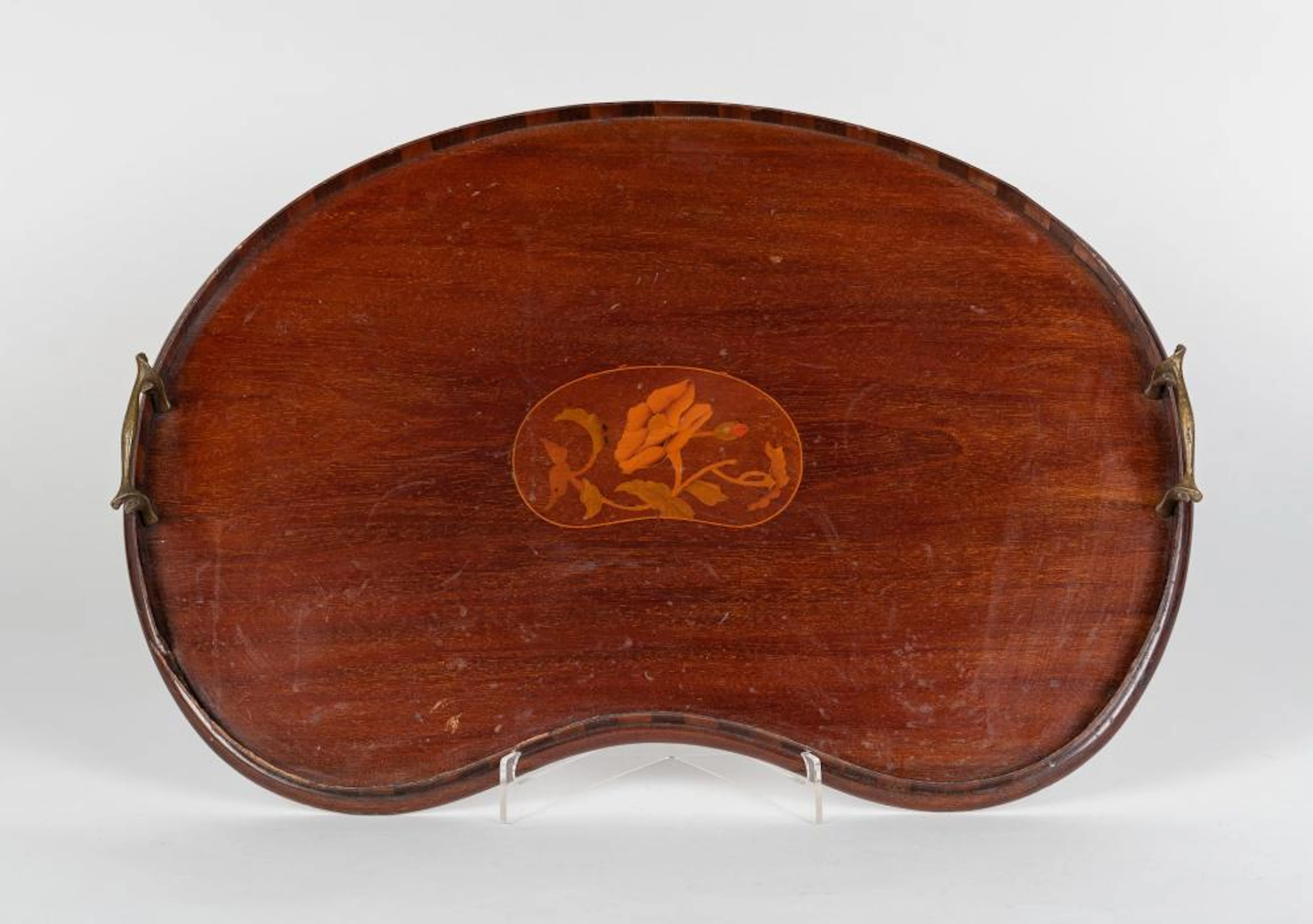 Bandeja de riñón realizada en madera y bronce con marquetería. 37x57x cm