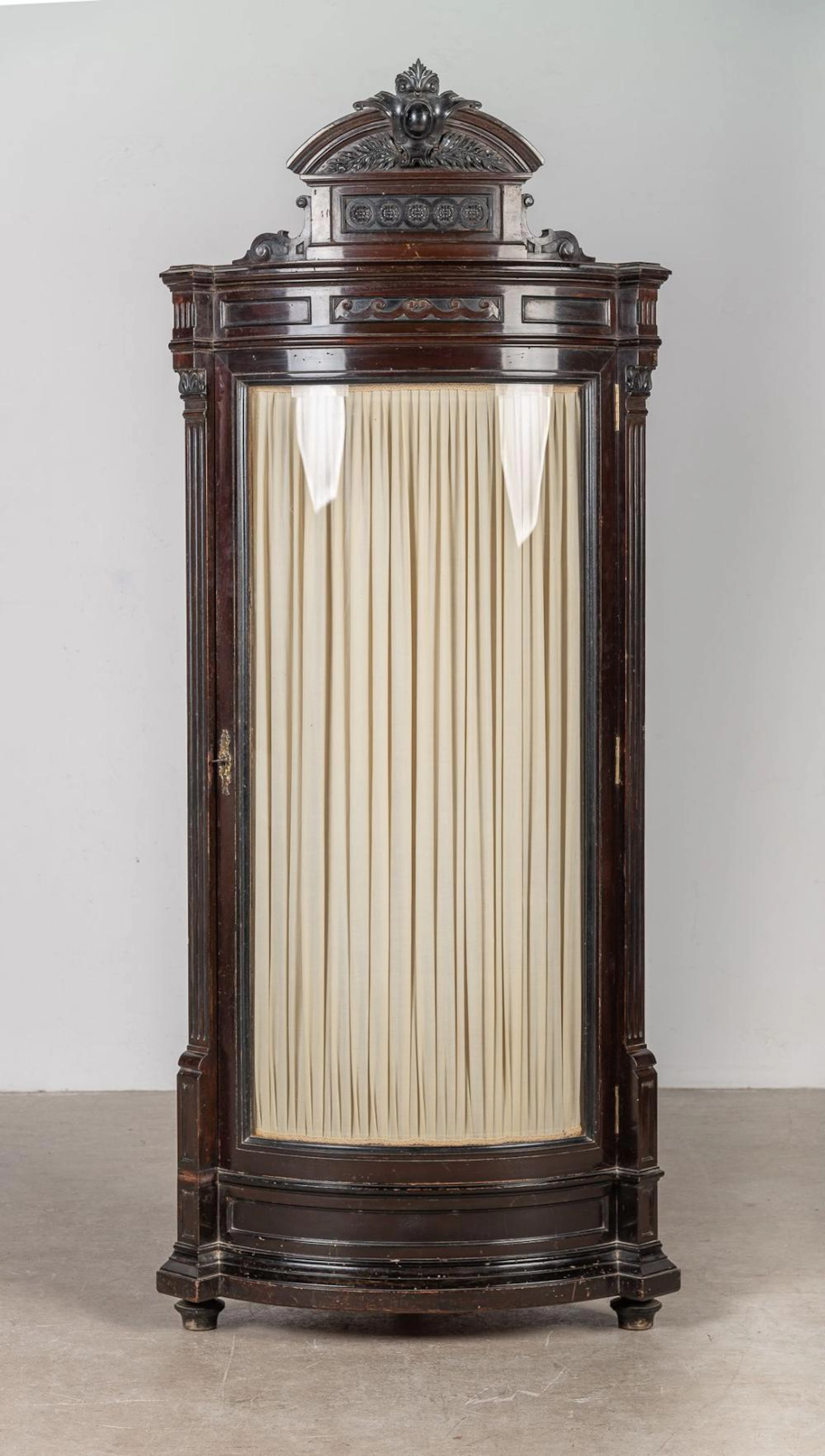 Mueble esquinero realizado en madera de caoba de Cuba. Época alfonsina 175x