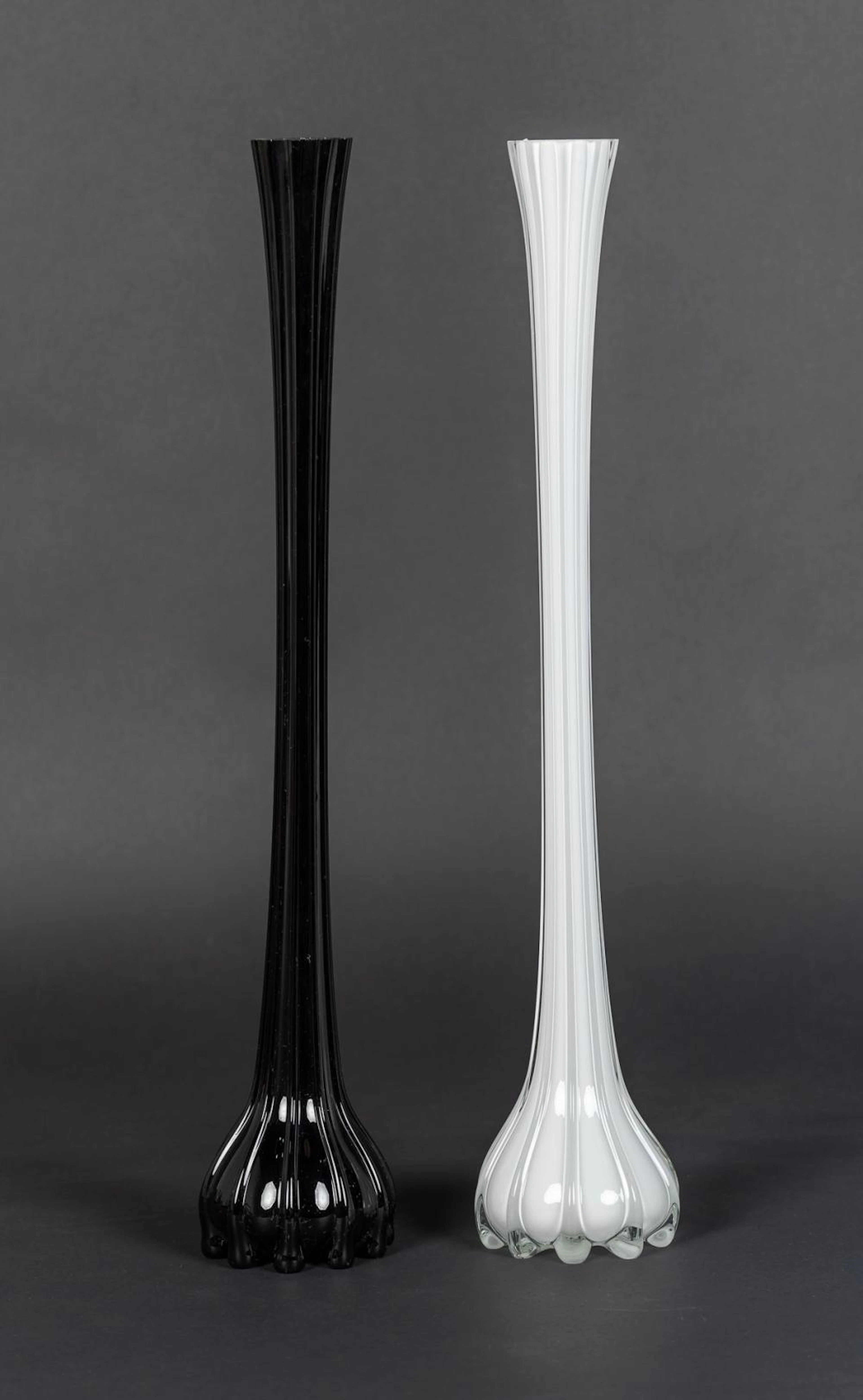 Pareja de jarrones realizados en cristal de Murano. 61x12x cm