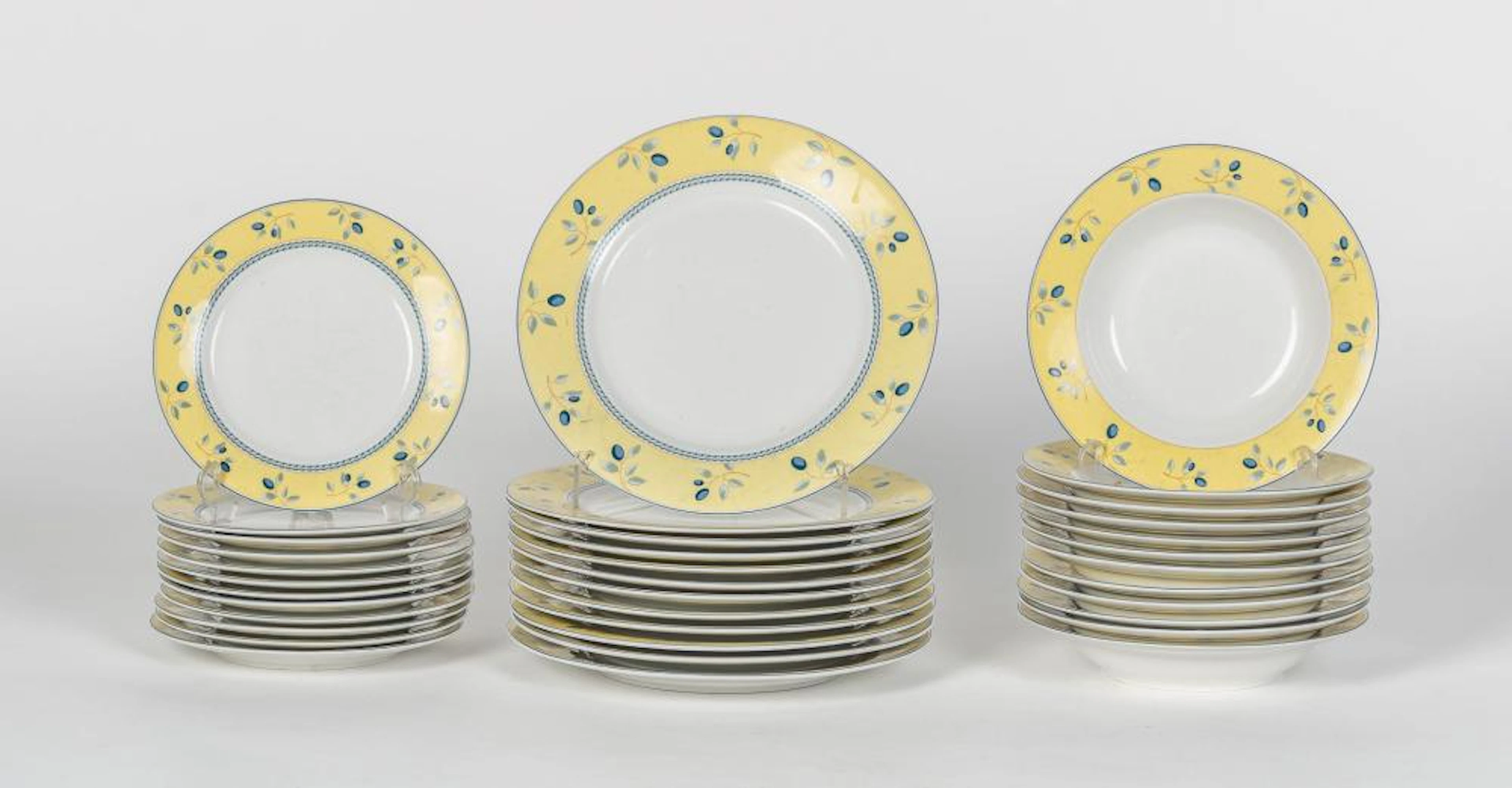 Vajilla realizada en porcelana de Royal Doulton. Vajilla de 12 platos llano