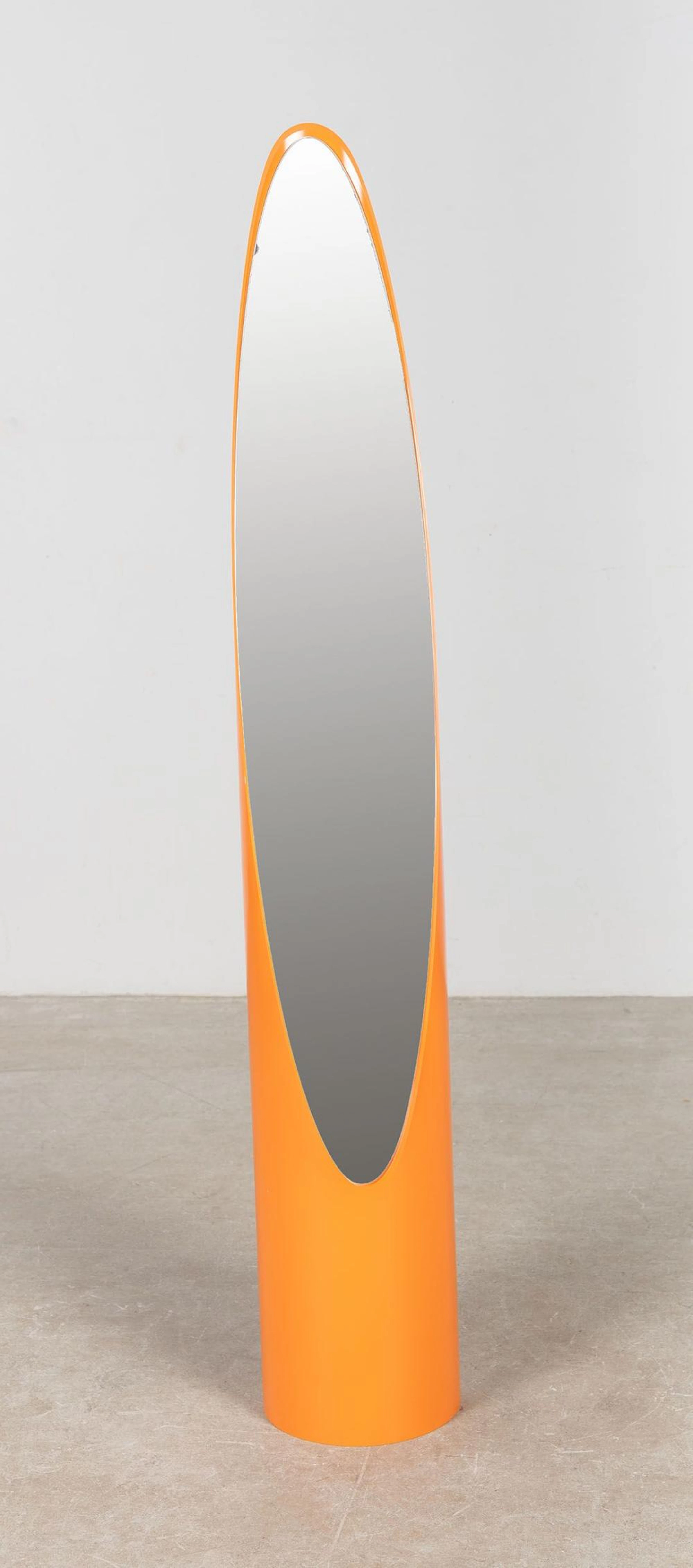 Espejo de suelo realizado en vidrio reflejado y ABS diseñado por Roger Leca