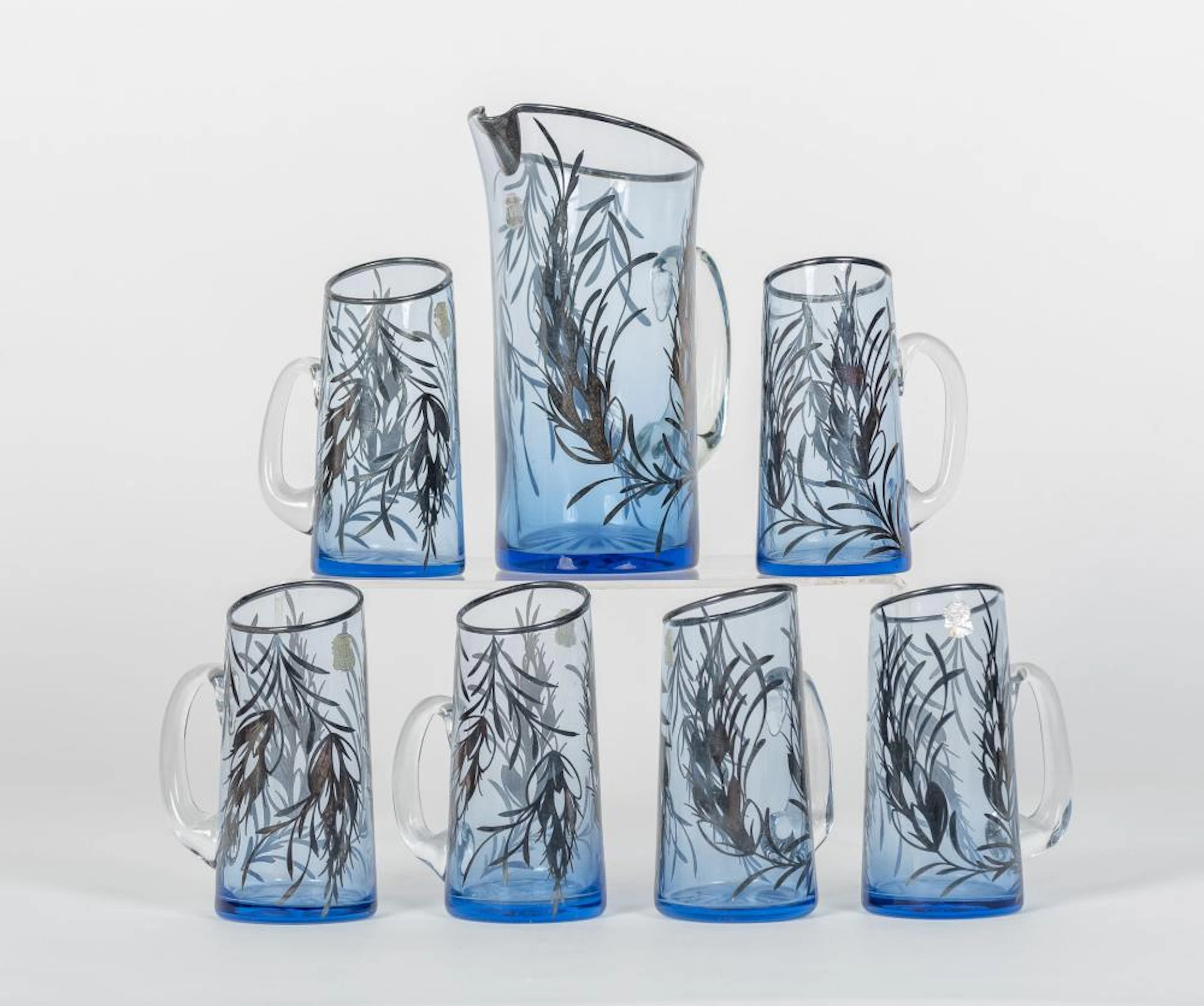 Lote compuesto por jarra y 6 vasos de agua realizados en cristal con incruc