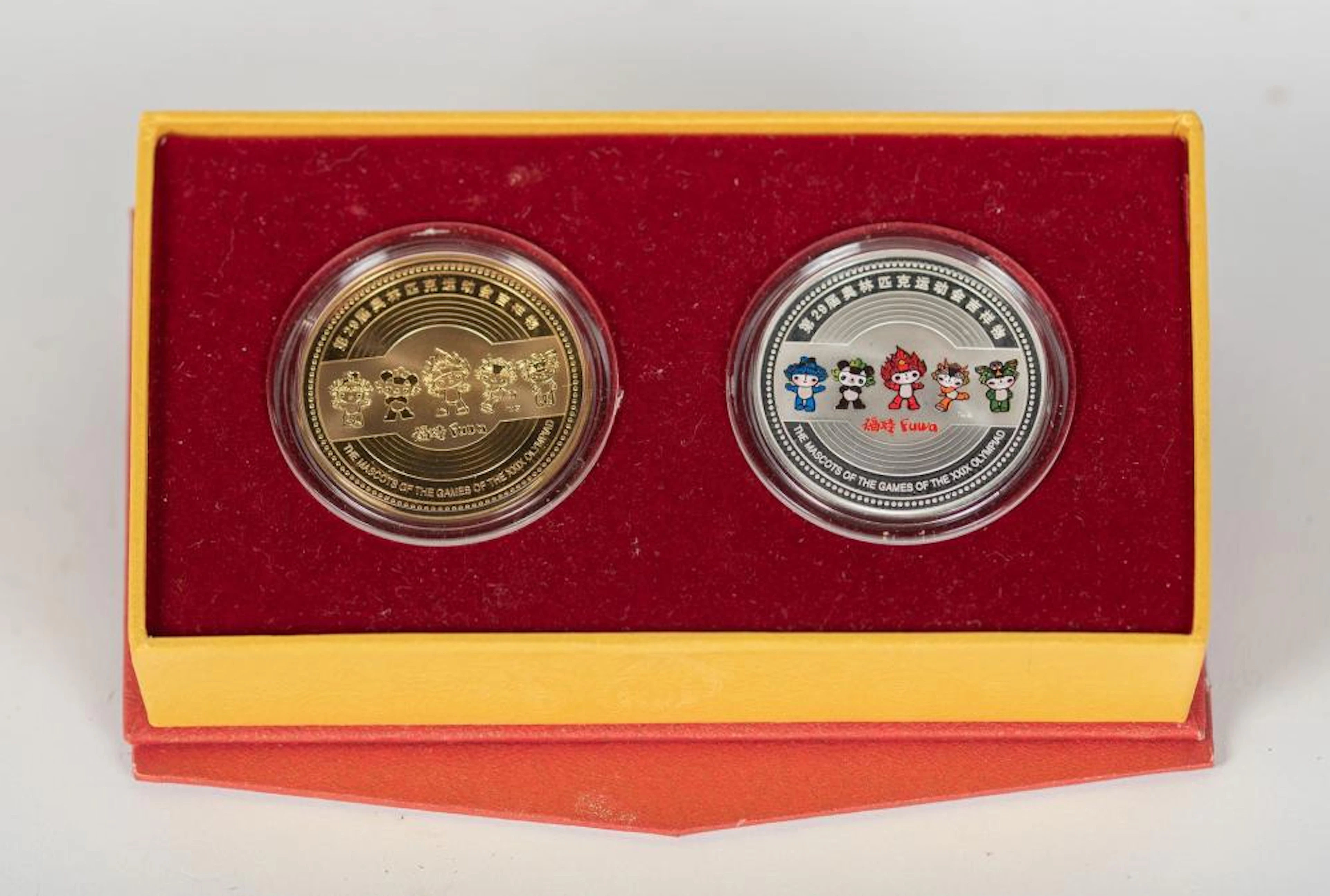 Dos monedas de Beijing 2008 realizadas en plata y plata dorada