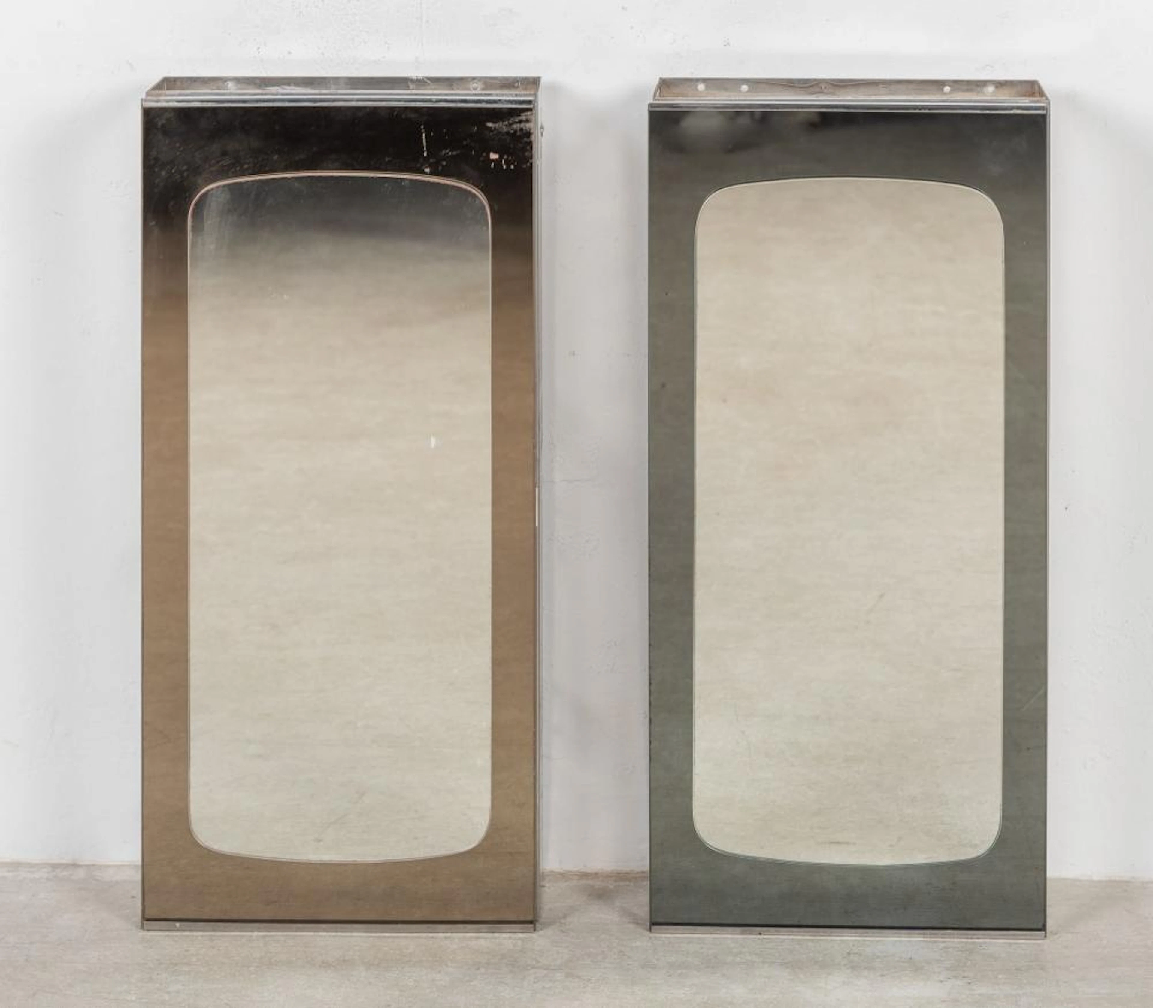 Pareja de muebles de baño de colgar realizados en acero inoxidable y crista