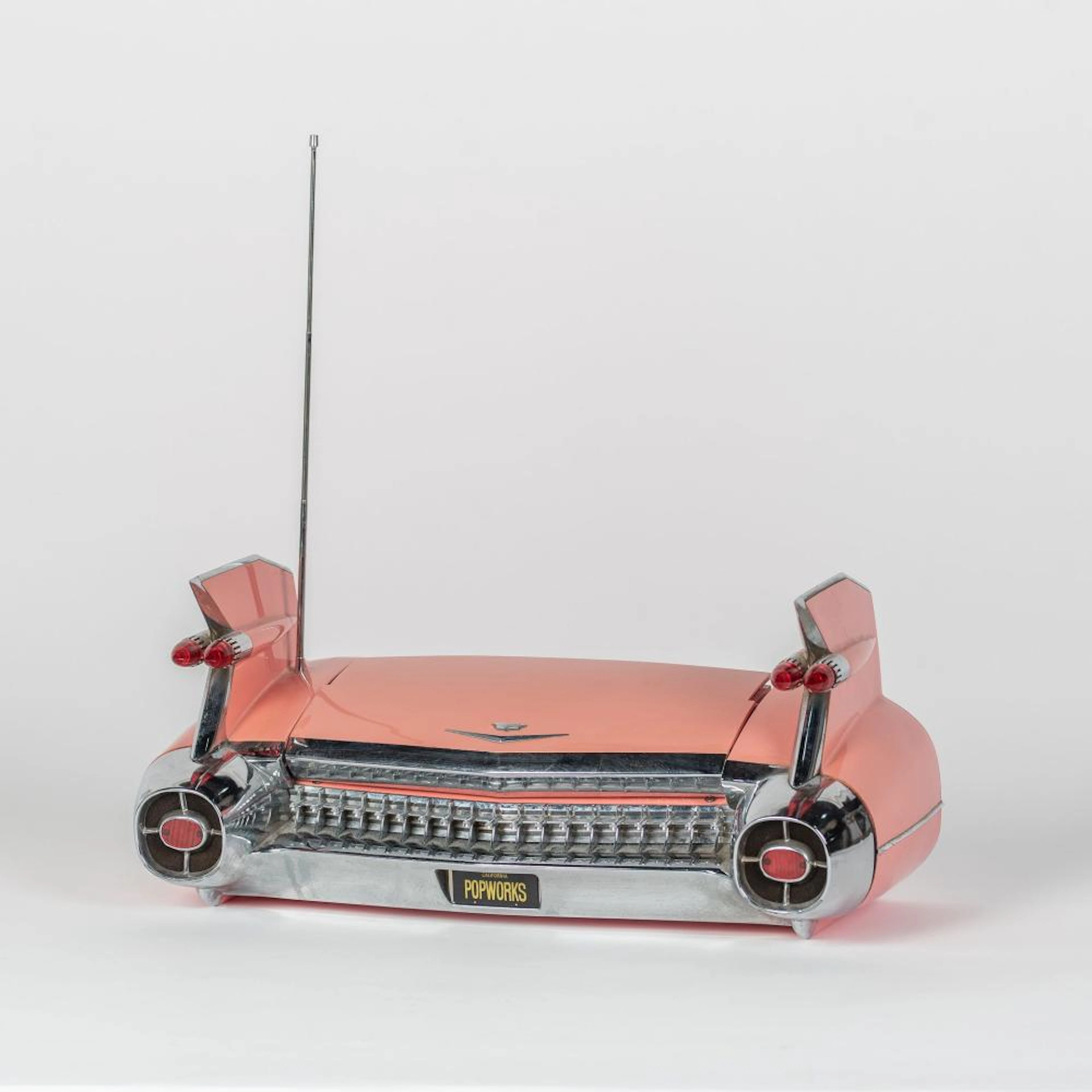 Radio vintage en forma del trasero del coche Pink Cadillac Fleetwood 60 de