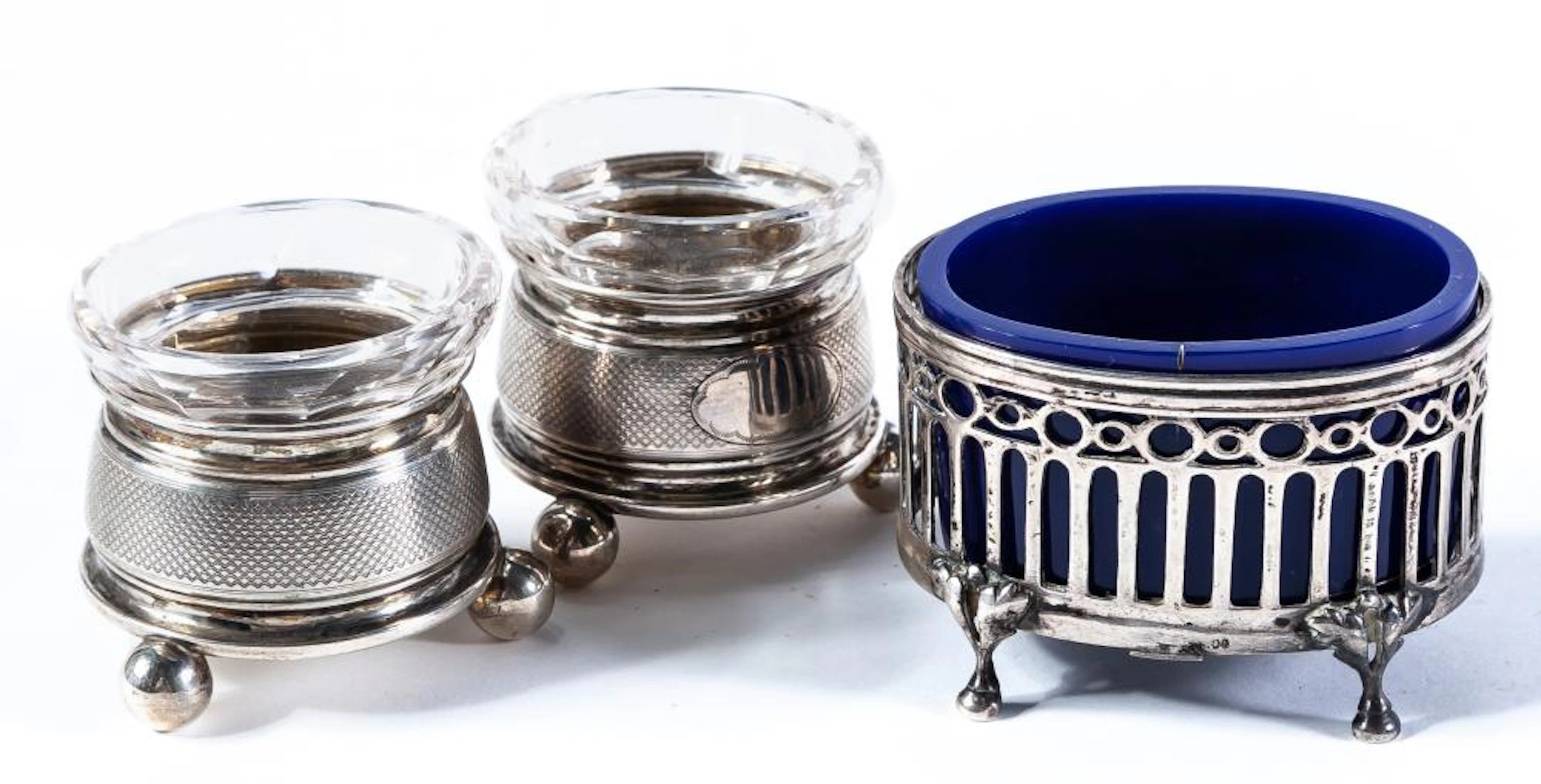 A blue methacrylate and silver salt shaker