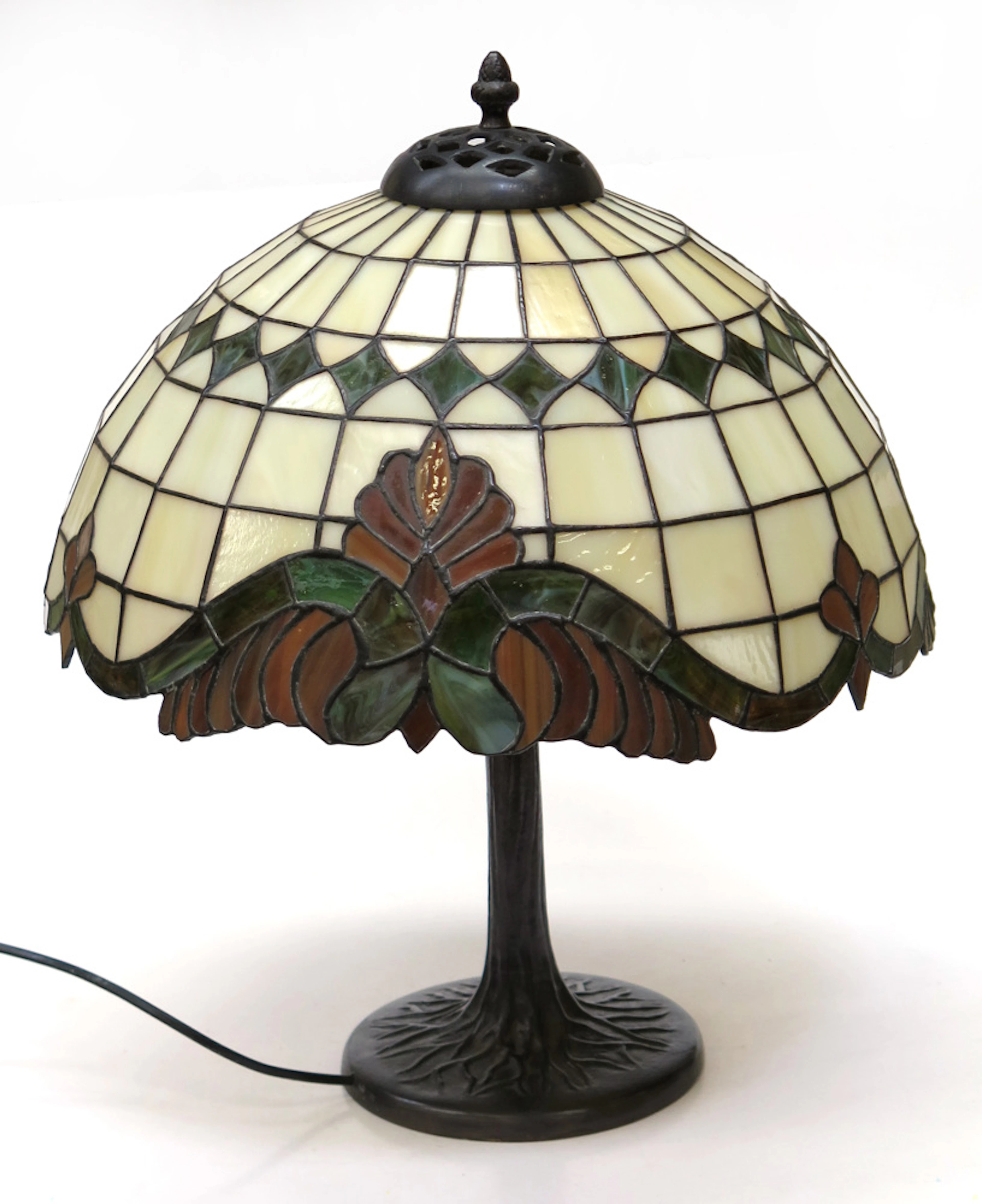 Bordslampa, metall med blyglasskärm, så kallad Tiffanylampa,