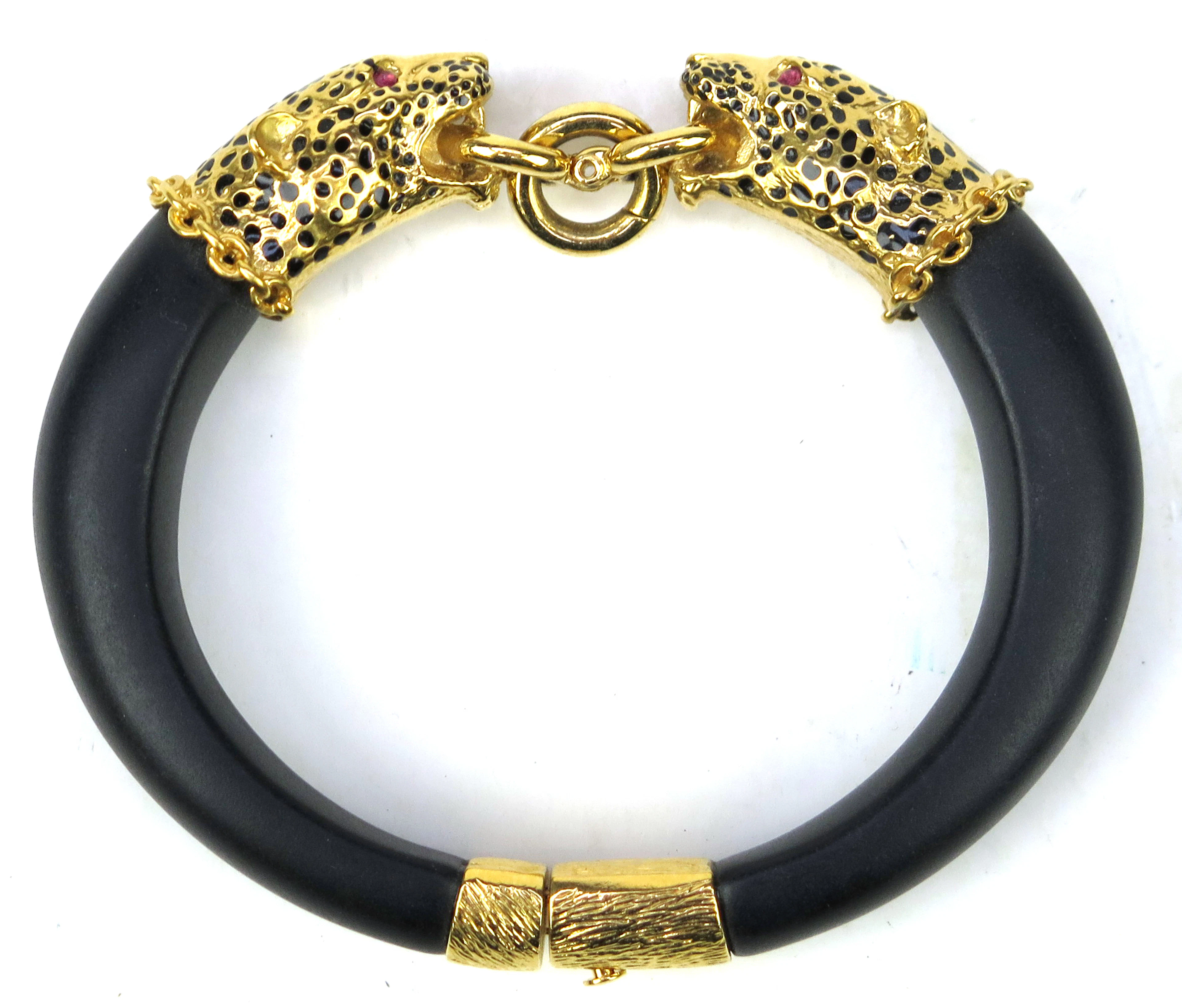 Armband, ebenholz (?) med 22 karat förgyllda beslag och rubinögon