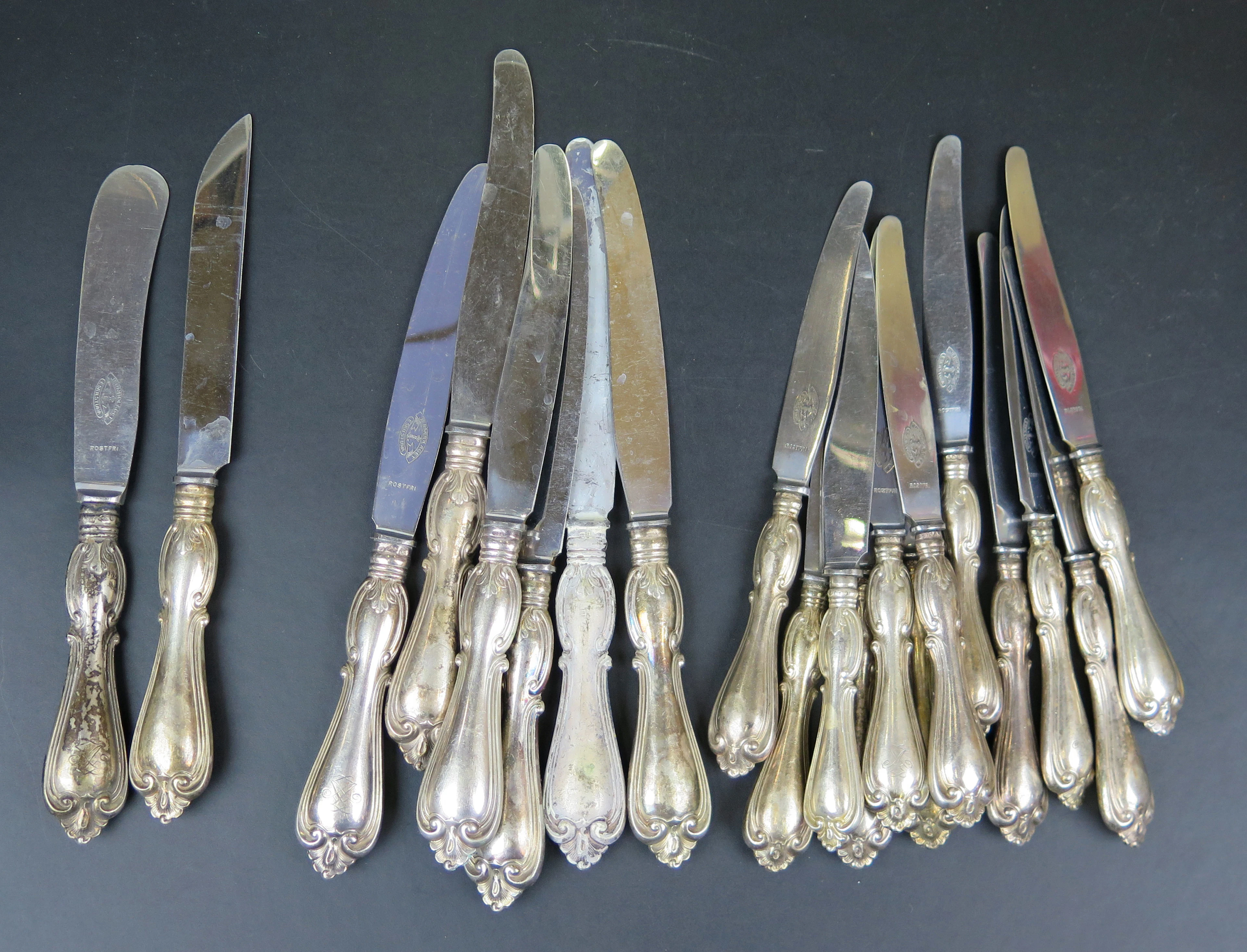 Parti silverknivar med rostfria blad och fyllda skaft
