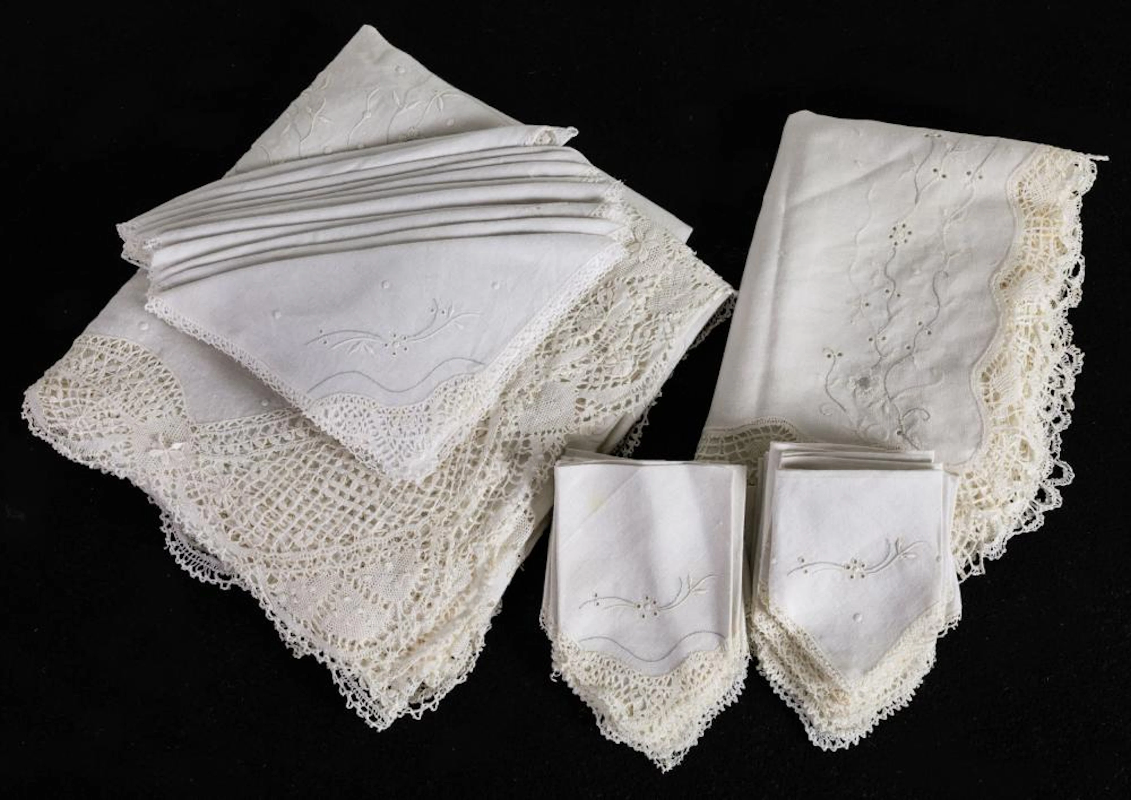 Embroidered table linen with napkins, individual...