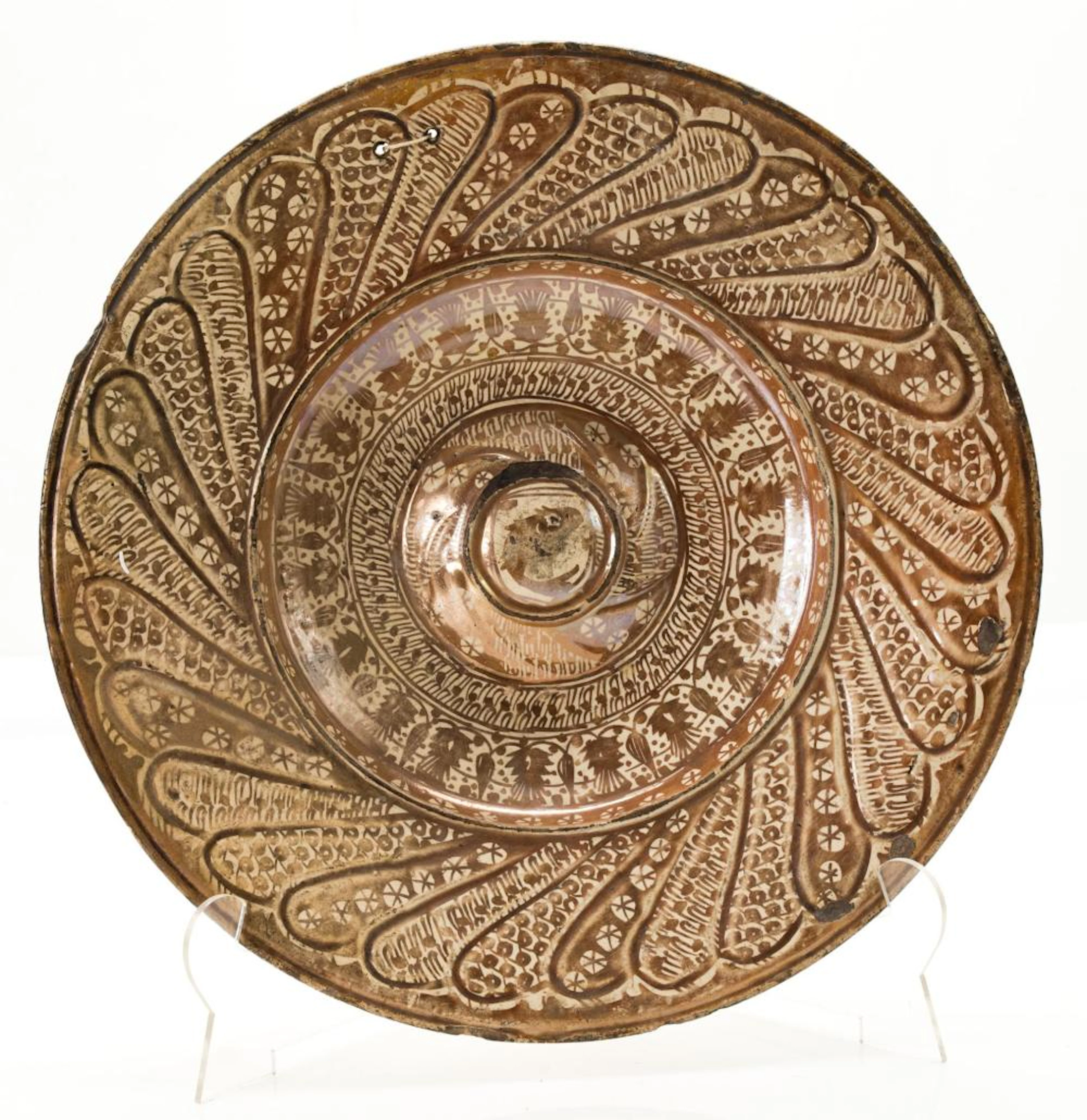 Manises earthenware plate, late 15th century - early 16th century