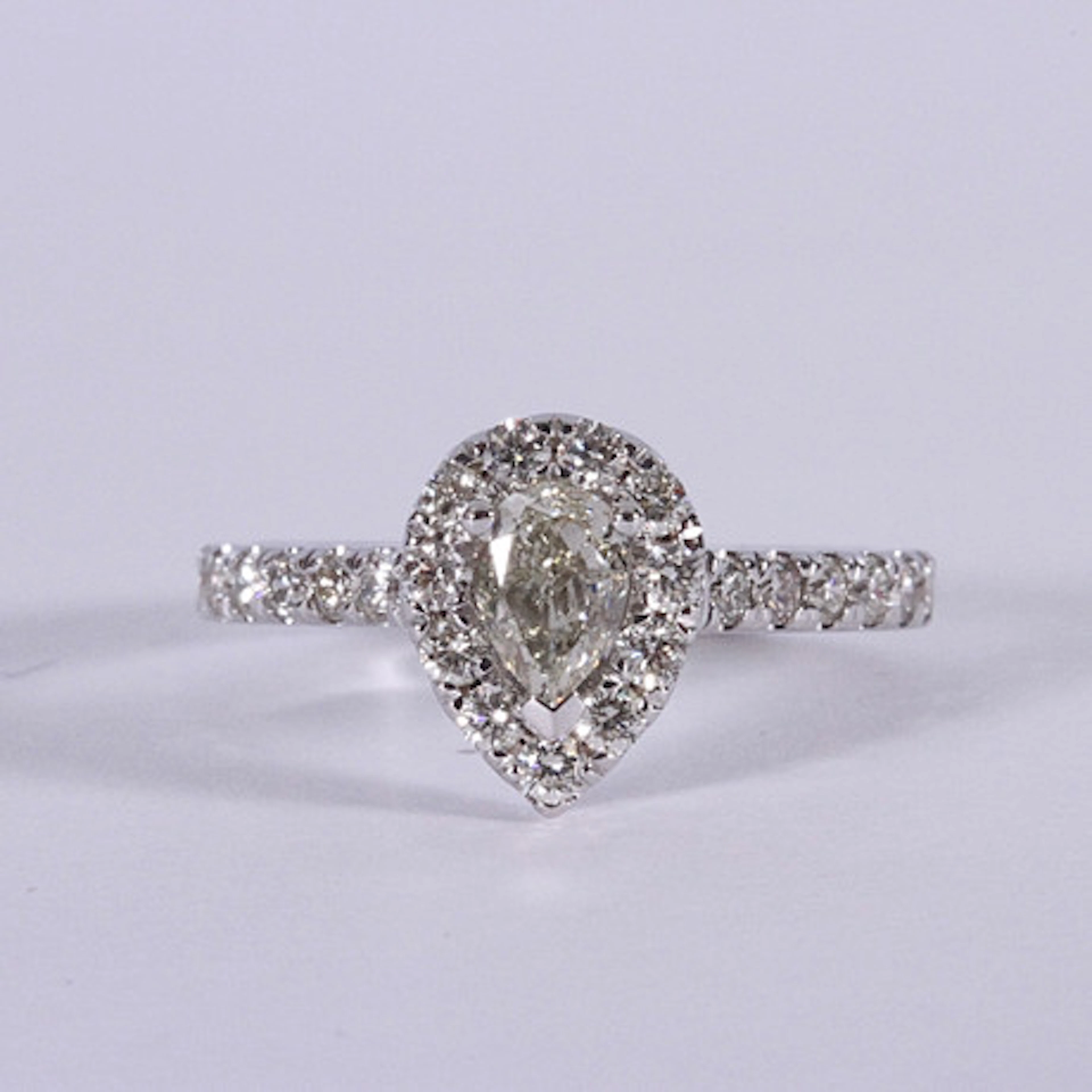 HALORING, diamanter, totalt 0,94ct, vitgul…