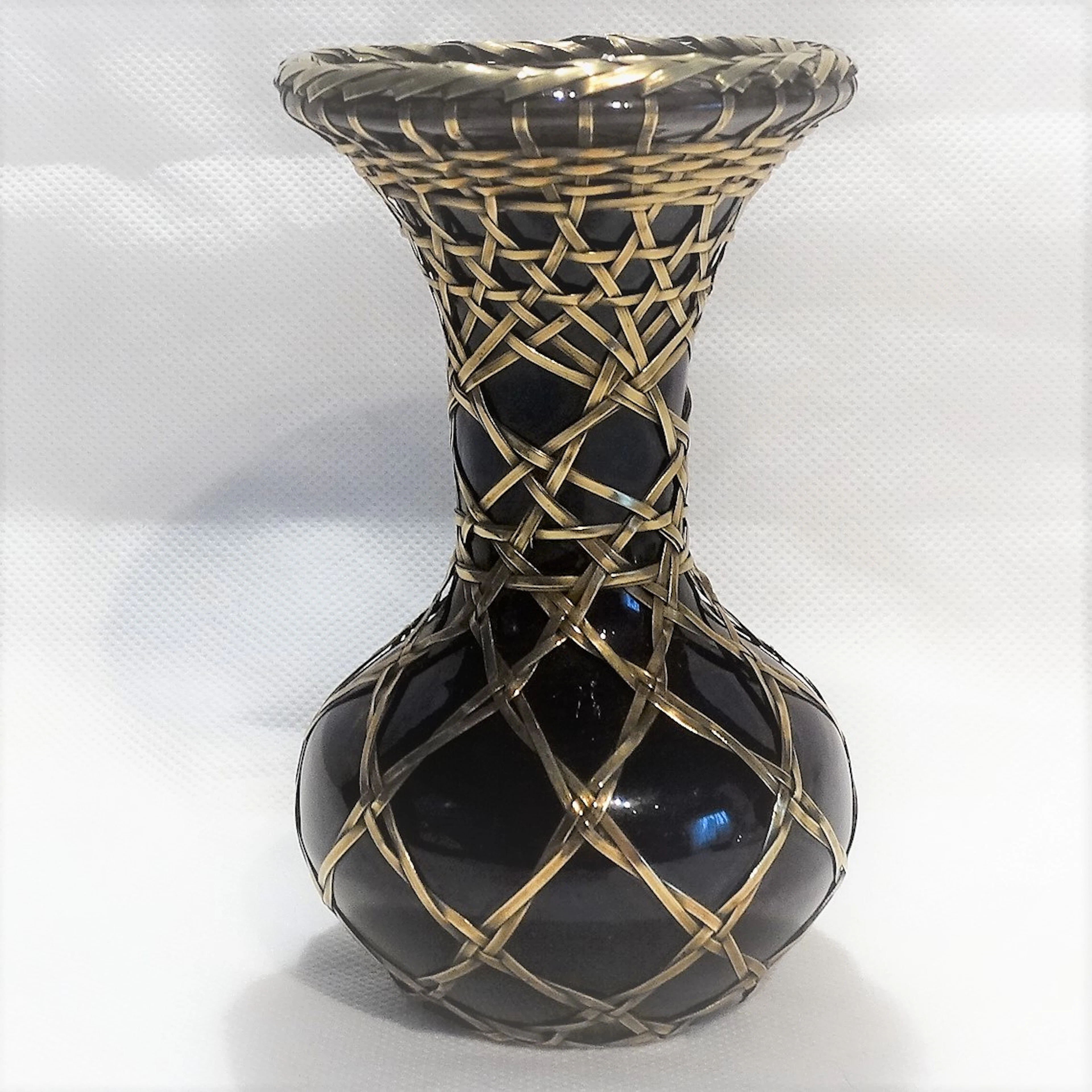 JAPANISCHE GLASVASE dunkelblau, mit Silbermontur, antik.