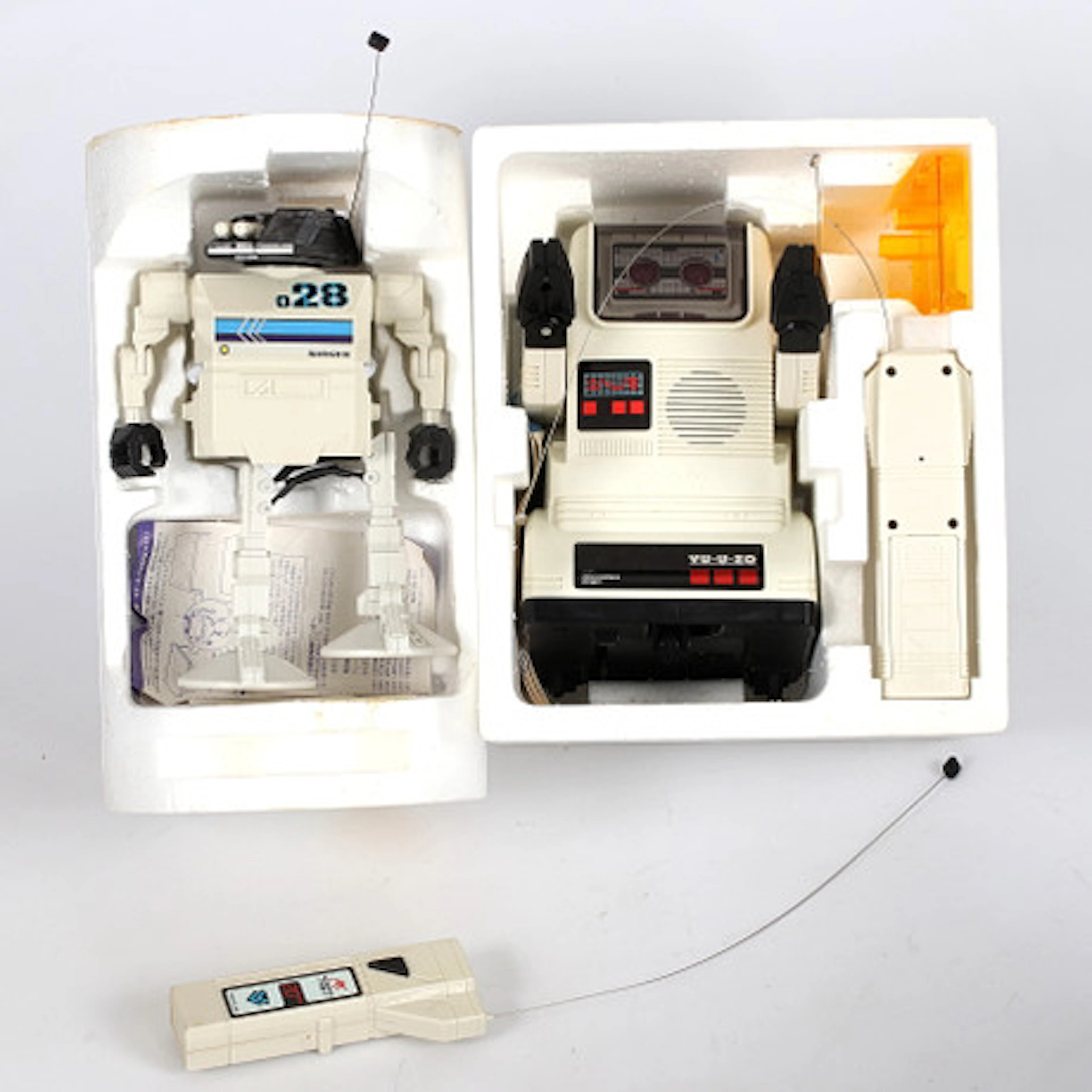 LEKSAKER, 2 st, plast, robotar, bl.a. Tomy…