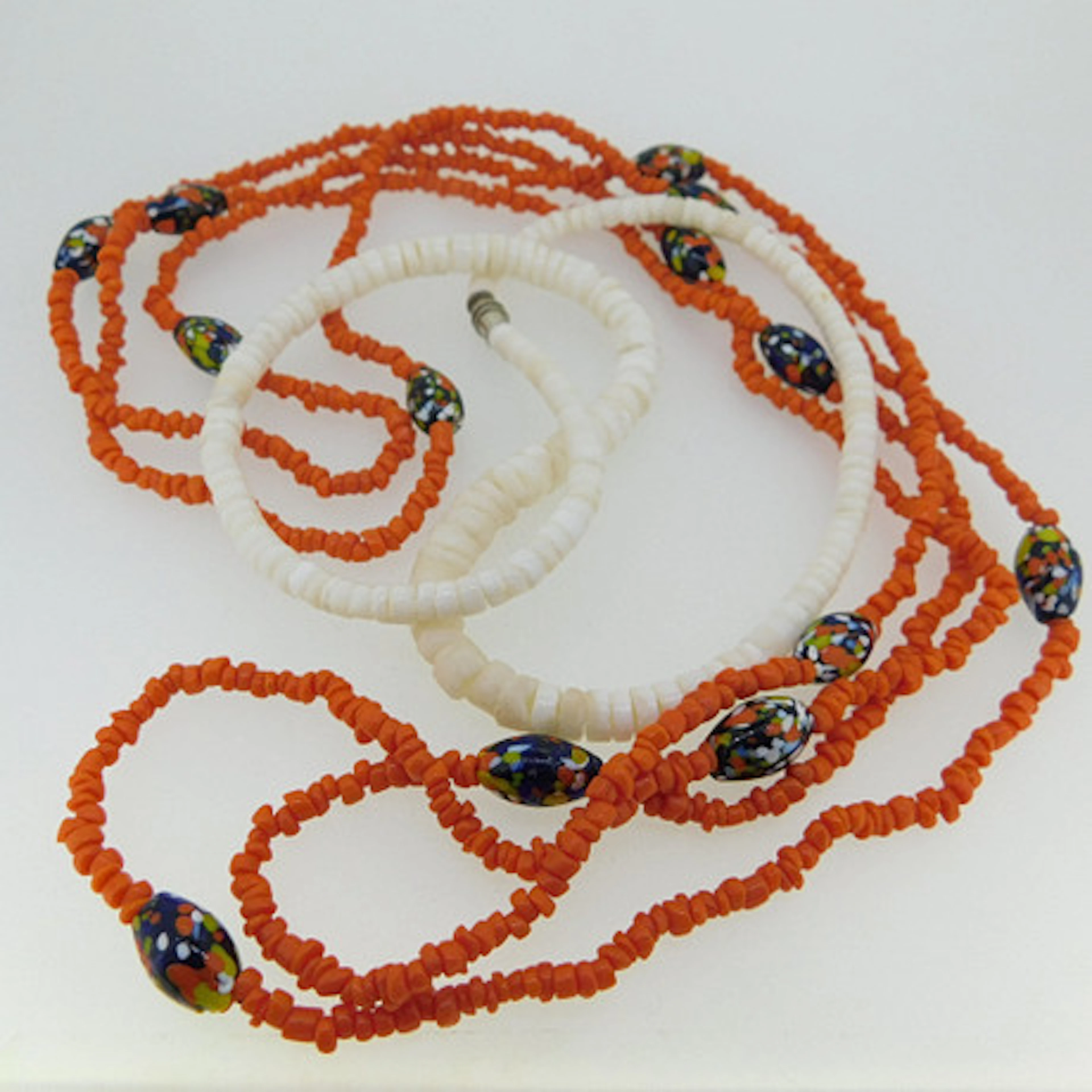VIT PUKA SHELL HALSBAND OCH EN VINTAGE KOR…