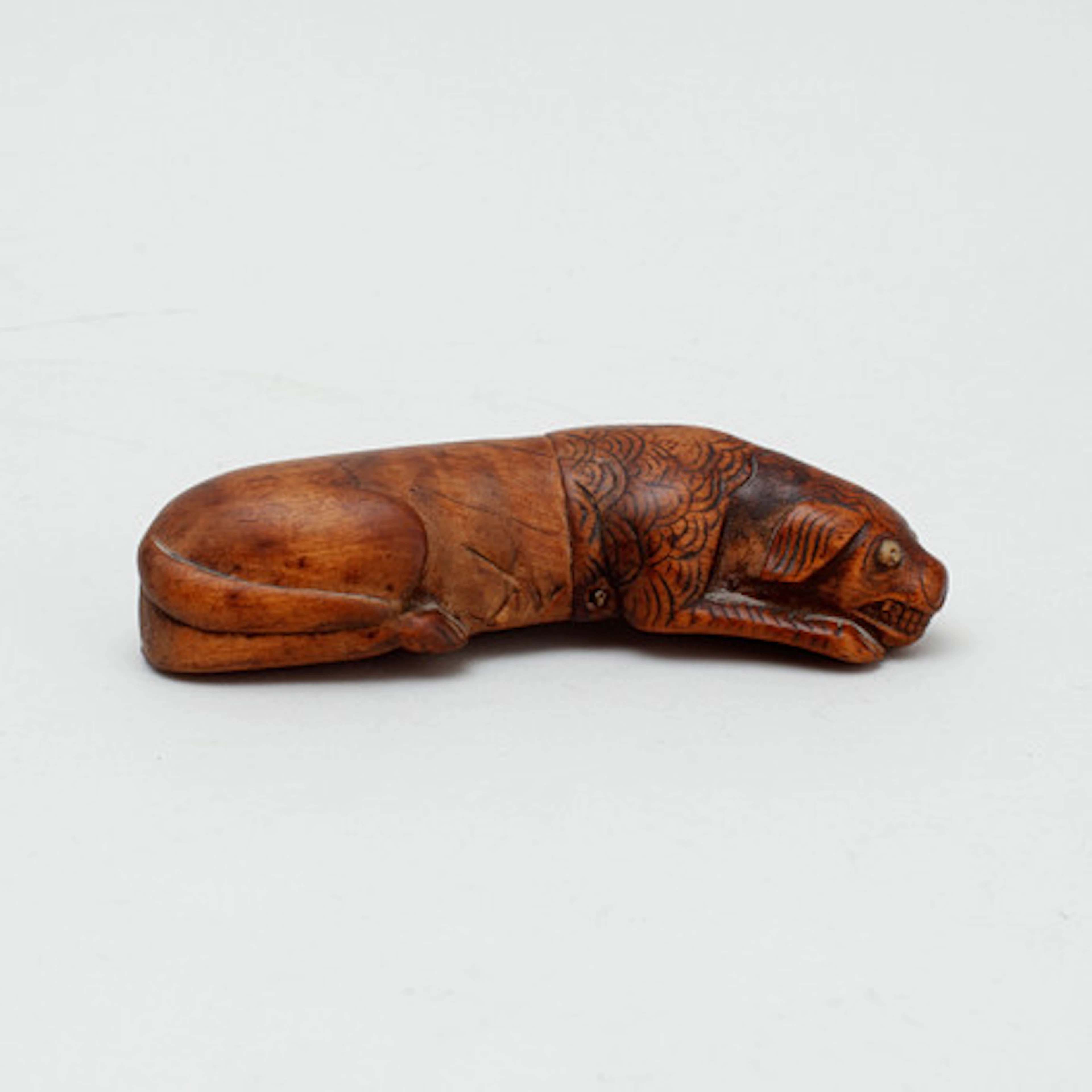 SNUSHUND, trä, signerad, 1800-tal.