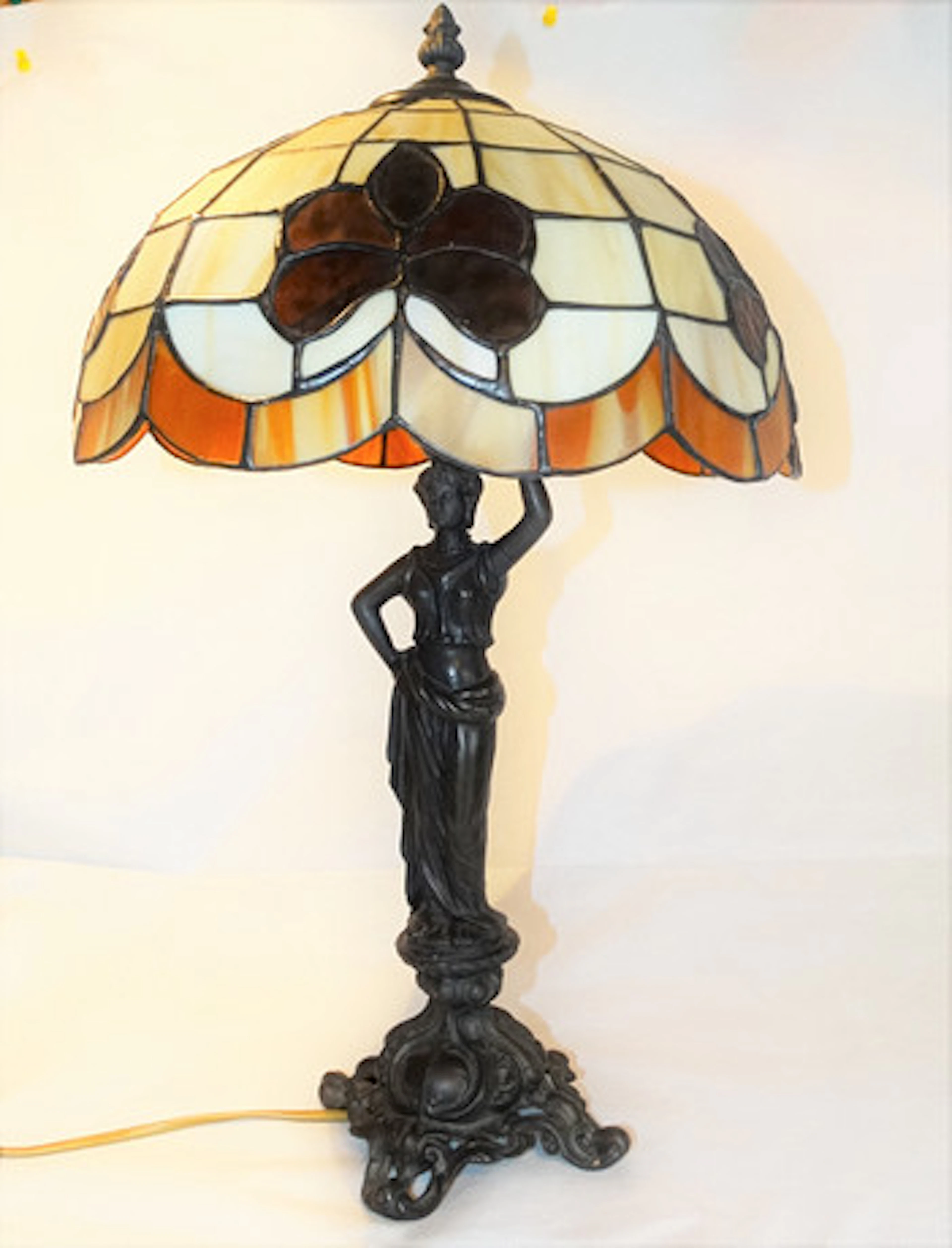 Bordslampa i Tiffany stil, brons bas omkri…