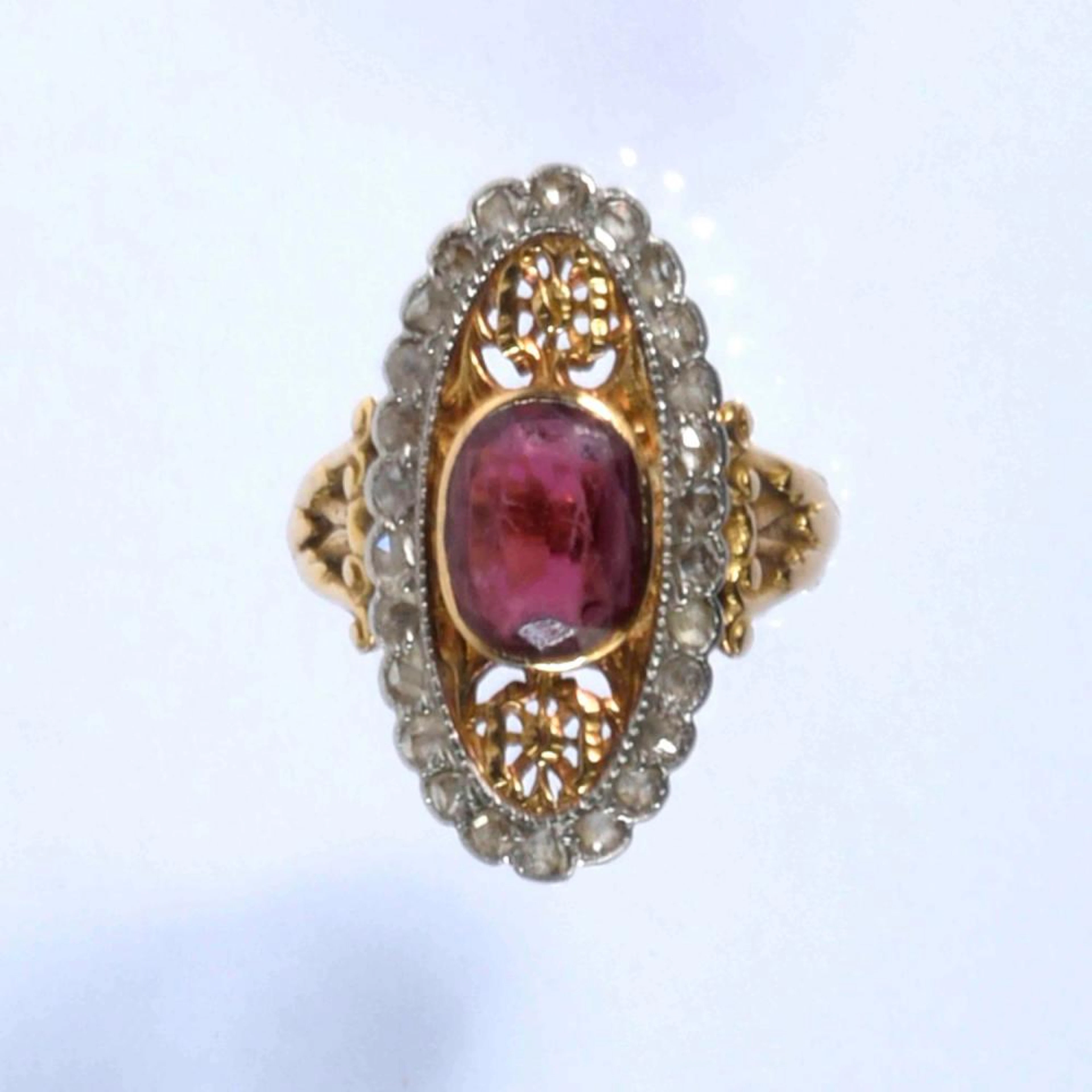 Bague marquise en platine et or jaune ornée d'un doublet...