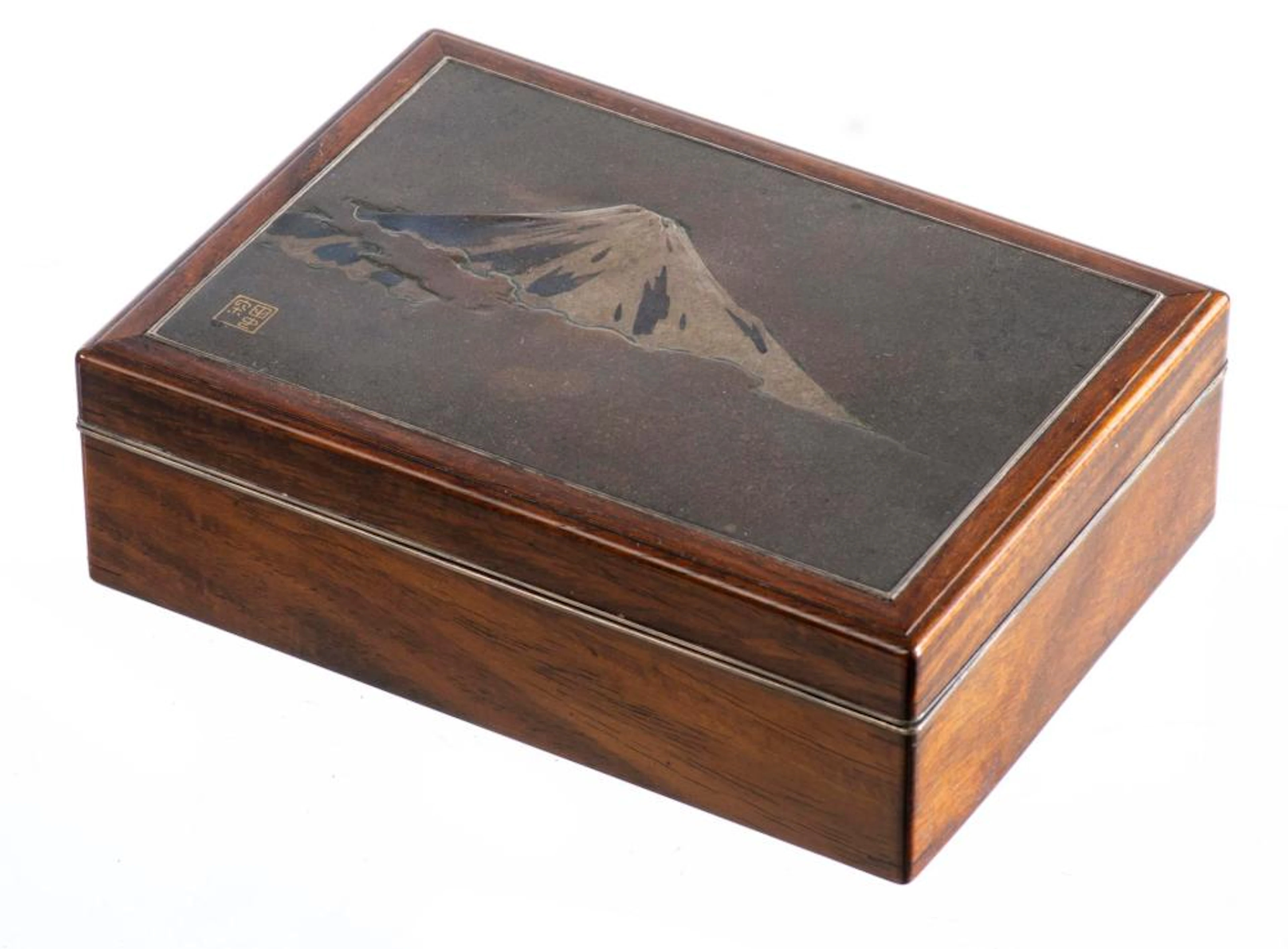 JAPON - Boîte en palissandre à plat du couvercle en argent gravé du Mont Fuji