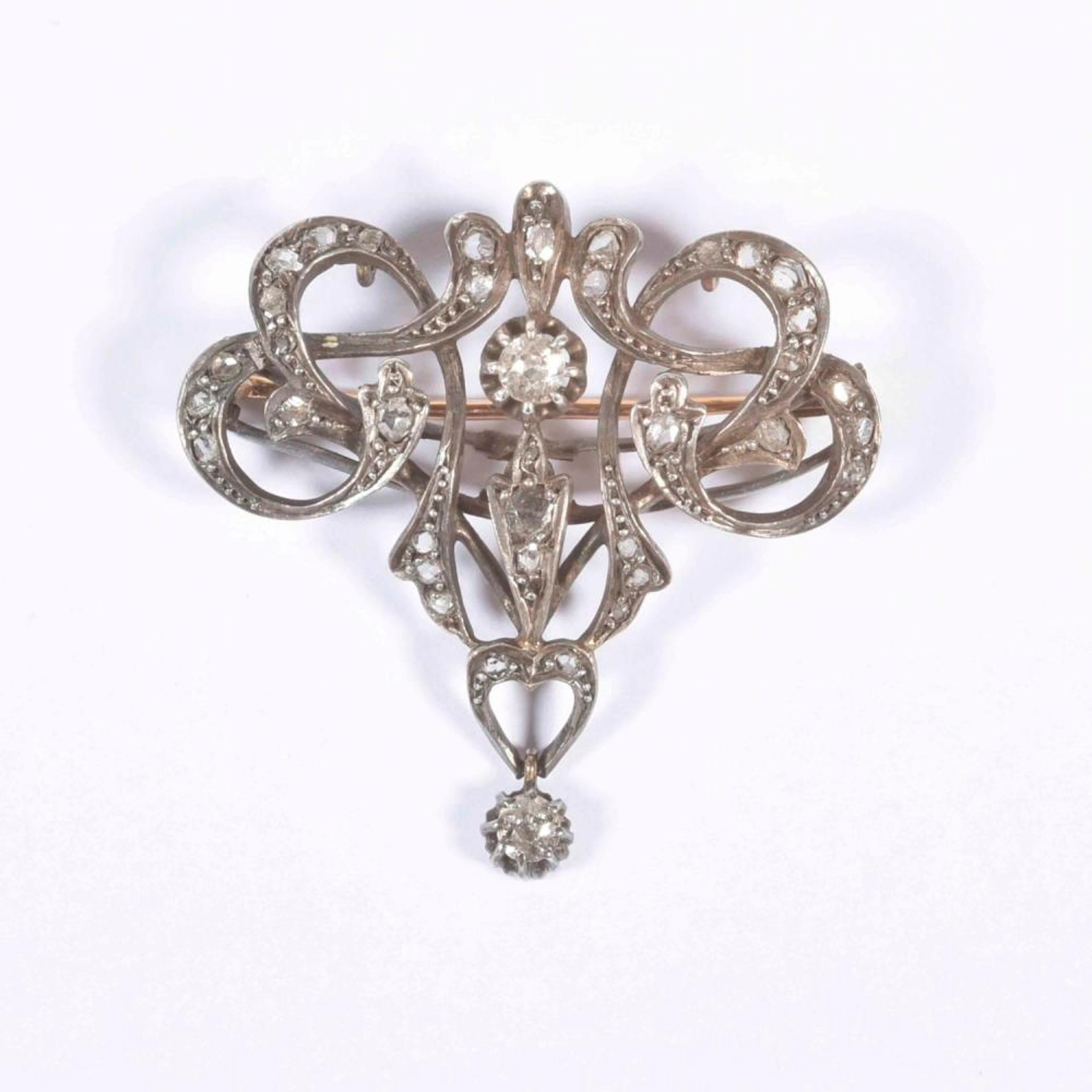 Pittoresque broche en argent et or rose en bouquet floral pavé de diamants