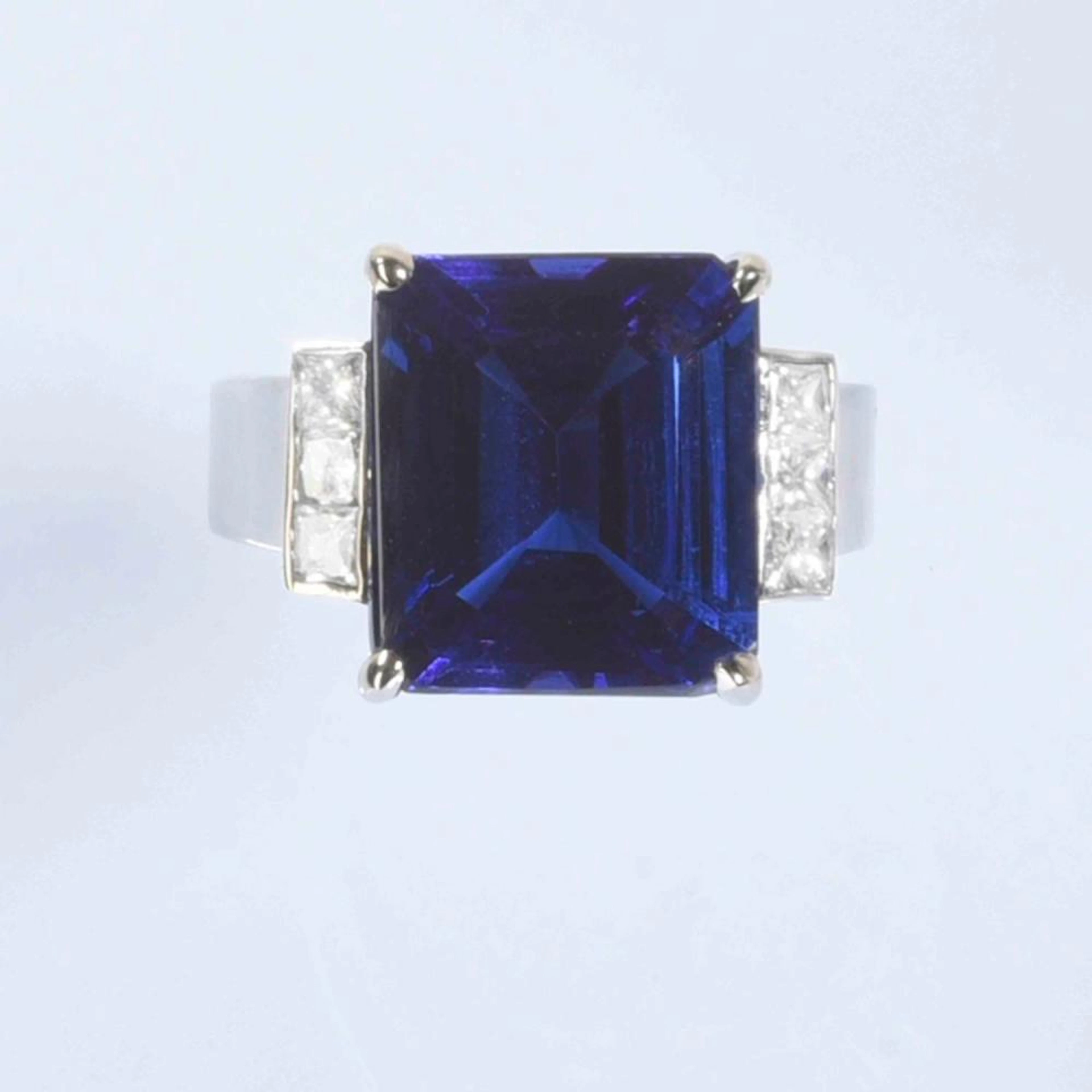 Bague en or blanc ornée d'une magnifique tanzanite de...