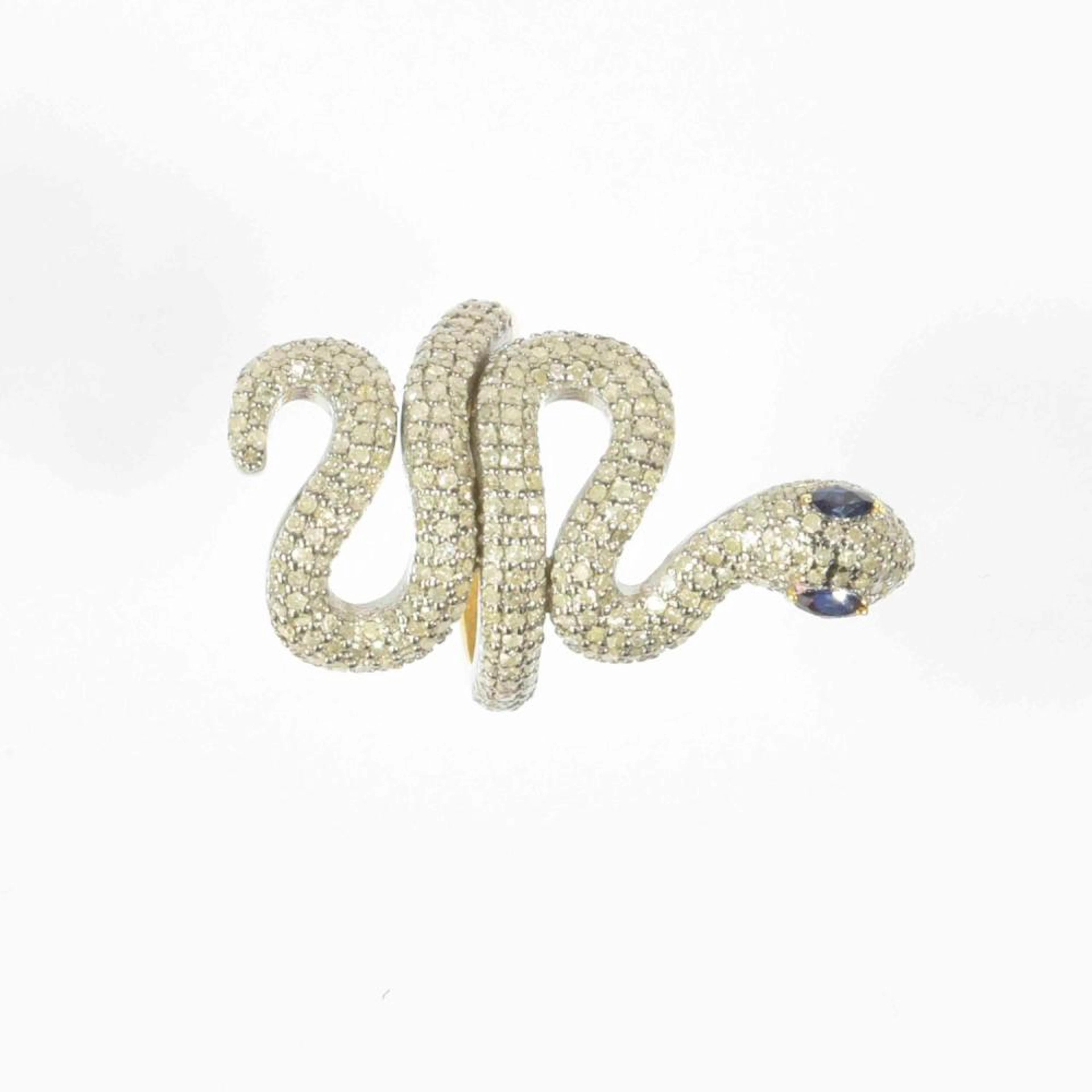Etonnante bague en argent et vermeil stylisant un serpent pavé de diamants