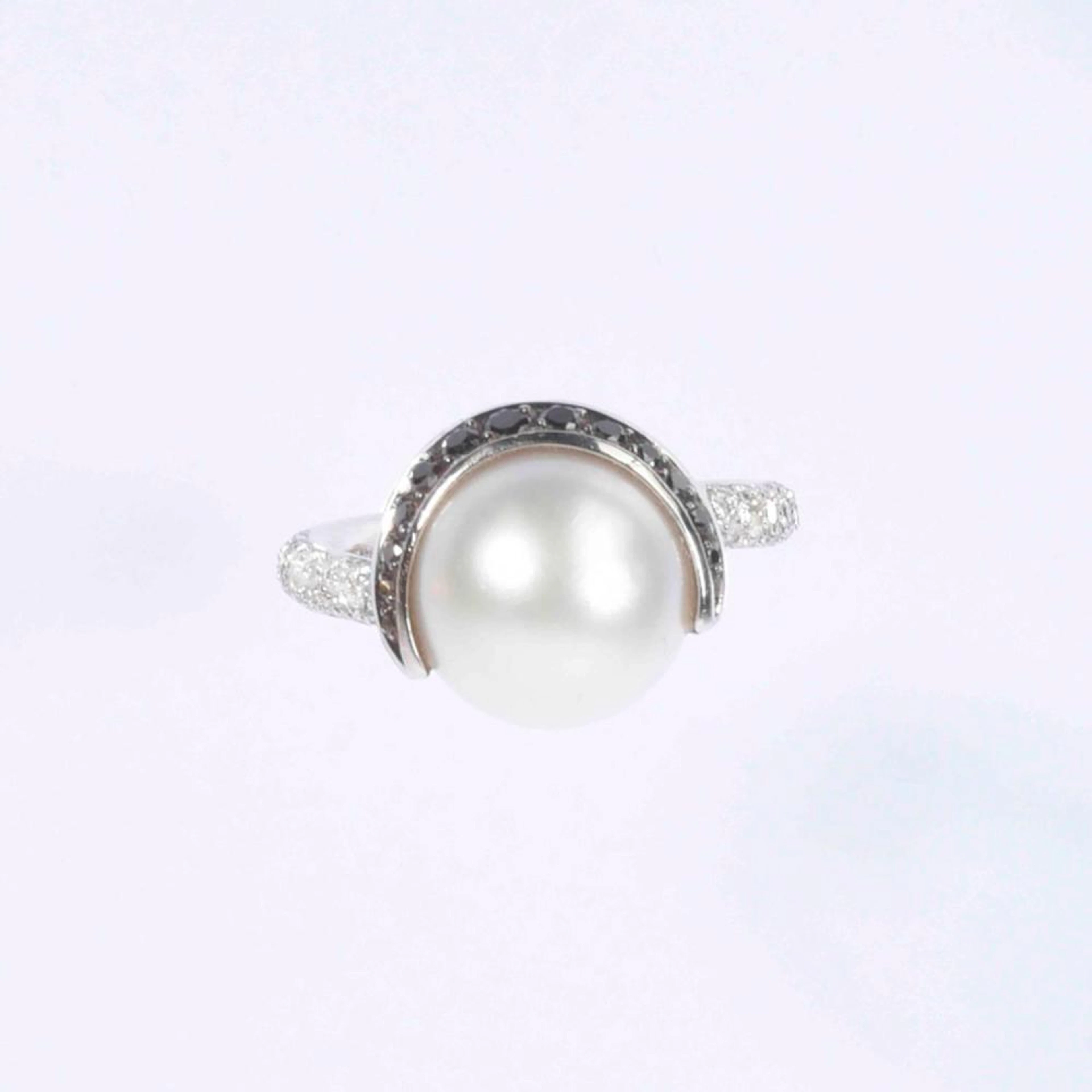 CHANEL, étonnante bague en platine ornée d'une belle...
