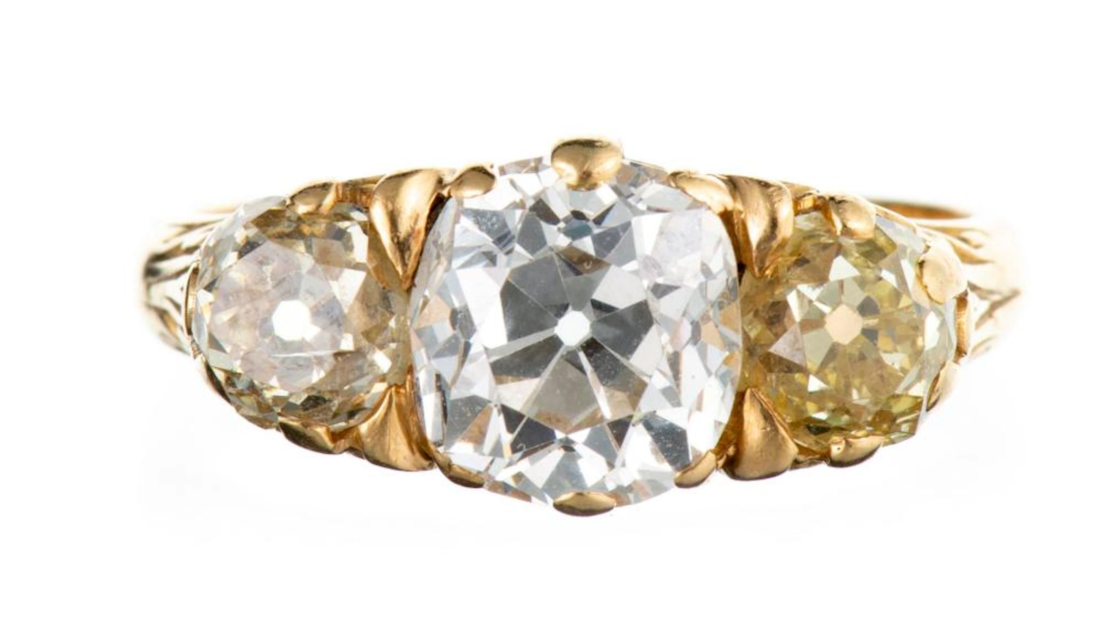 Bague en or jaune victorienne sertie d'un diamant de taille coussi