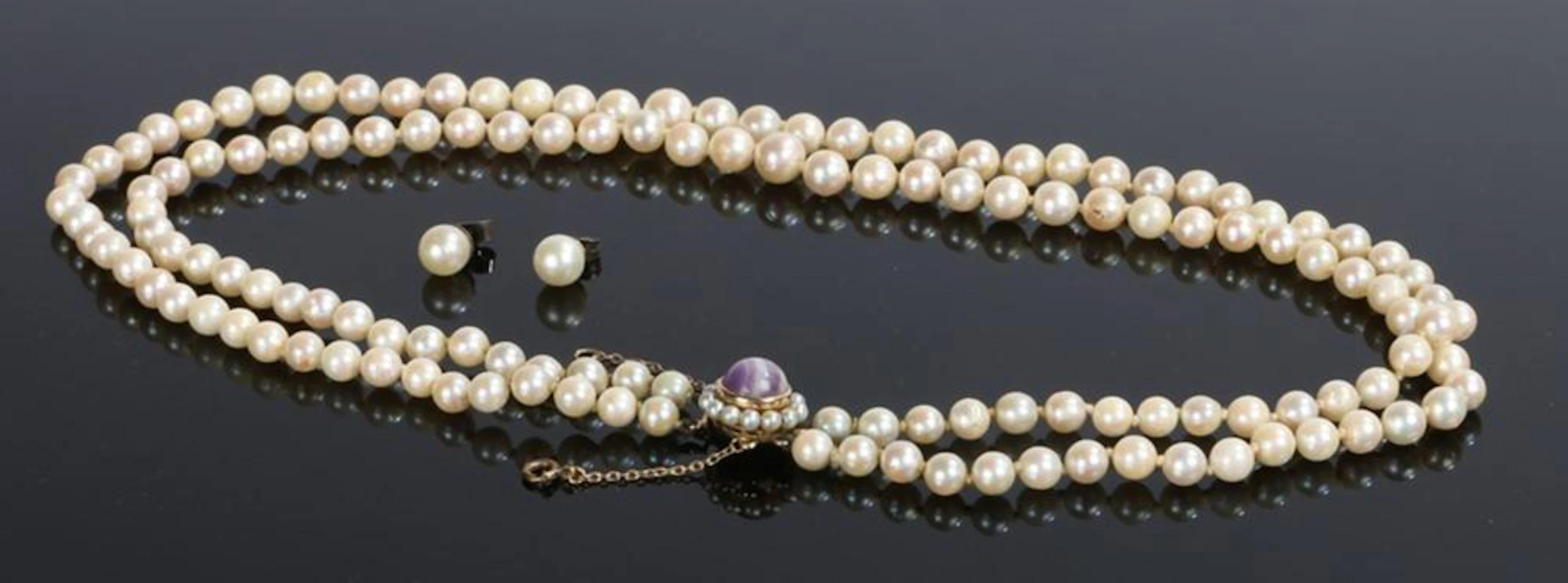 Pearl necklace, with a string of pearls to the gold clasp set with a caboch