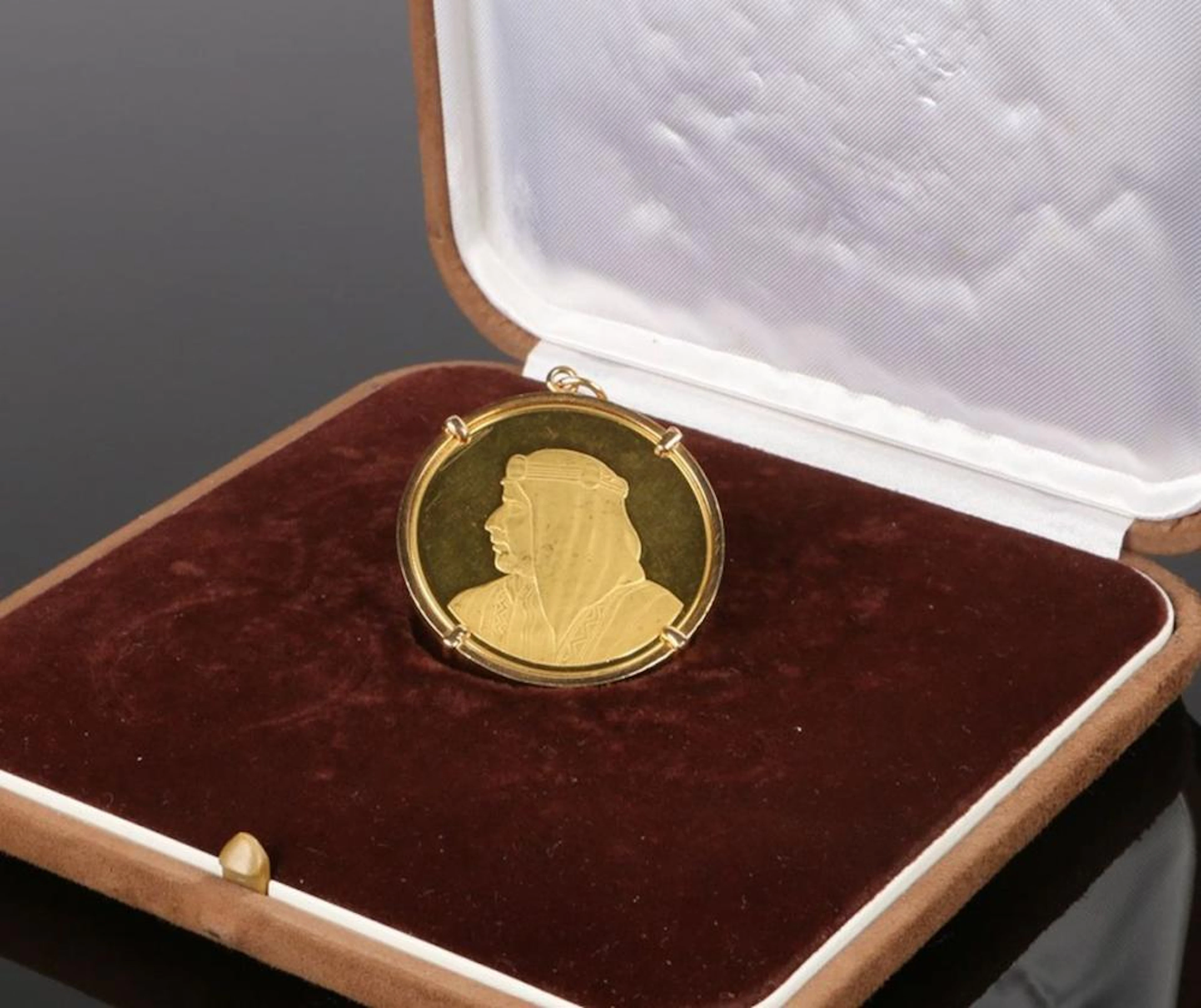 Gold 100 Dinars Bahrain coin medallion, the coin set into a gold mount, tot