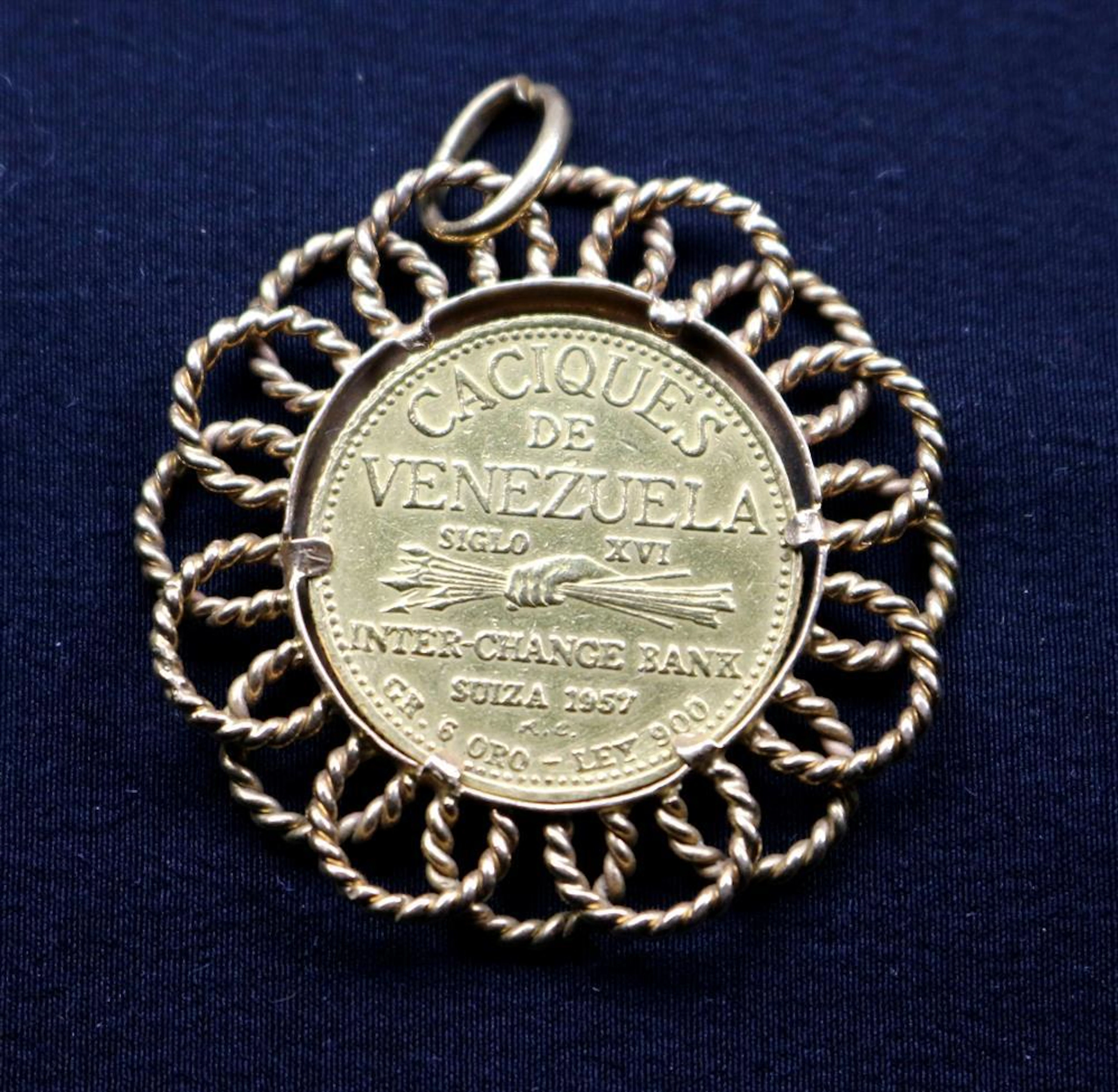 18K YELLOW GOLD FRAMED VENEZUELAN COIN PENDANT,