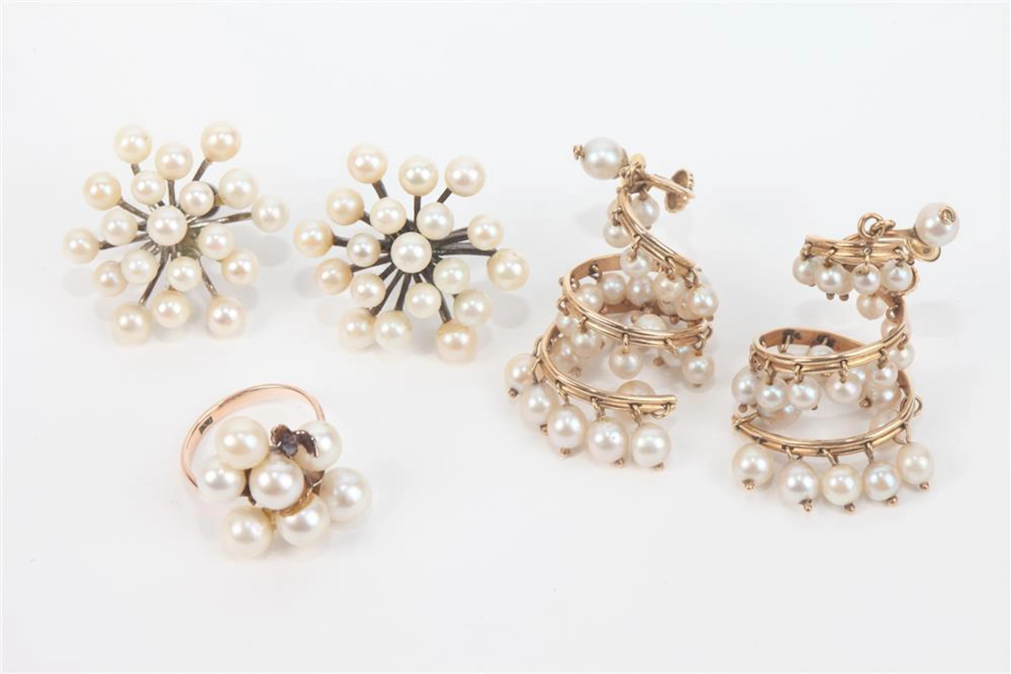 THREE ITEMS YELLOW GOLD AND CULTURED PEARL JEWELRY: RING AND TWO PAIRS EARRINGS.