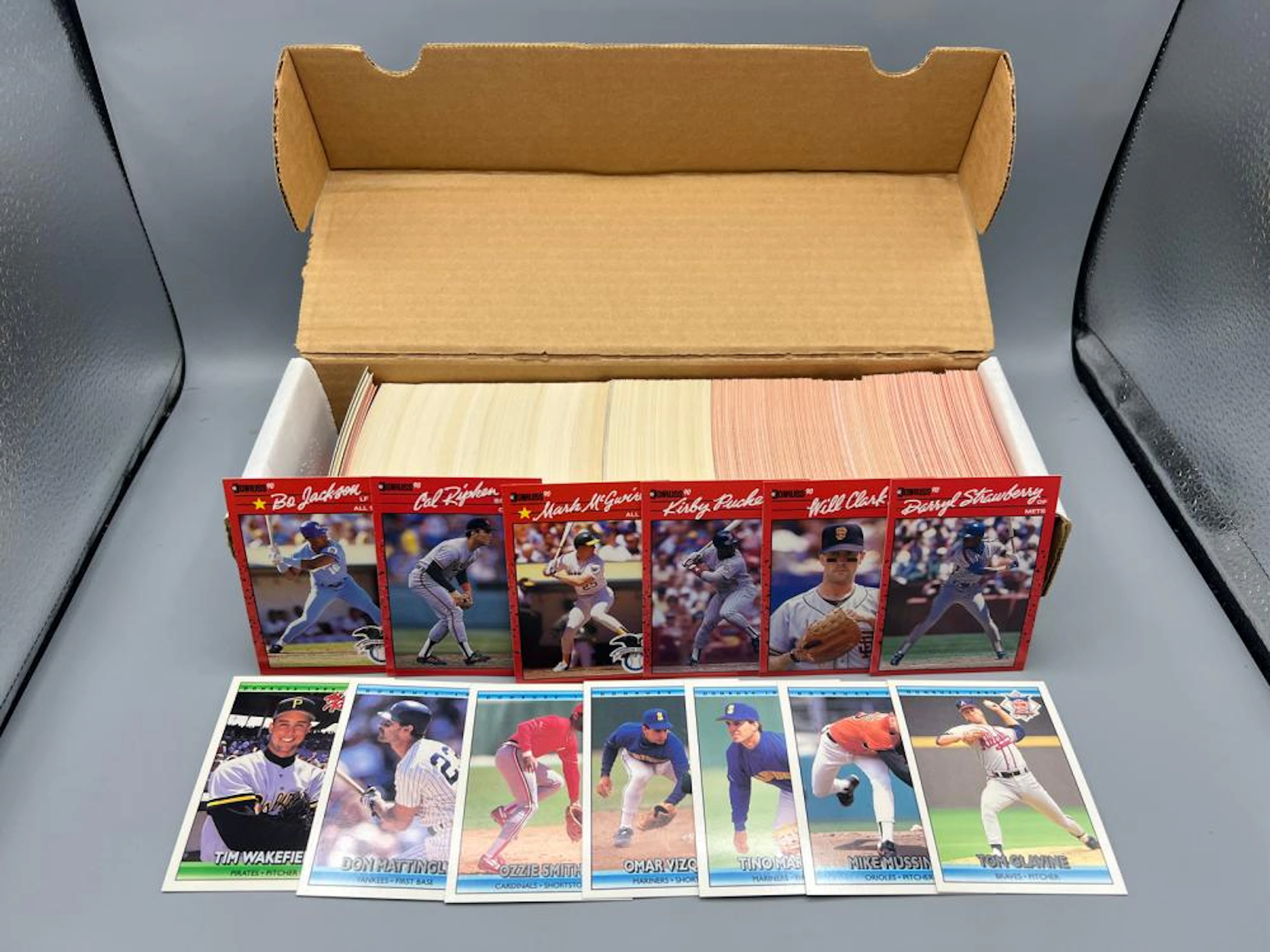 Lot of (700 CT BOX) 1990 Donruss baseball and 1992...