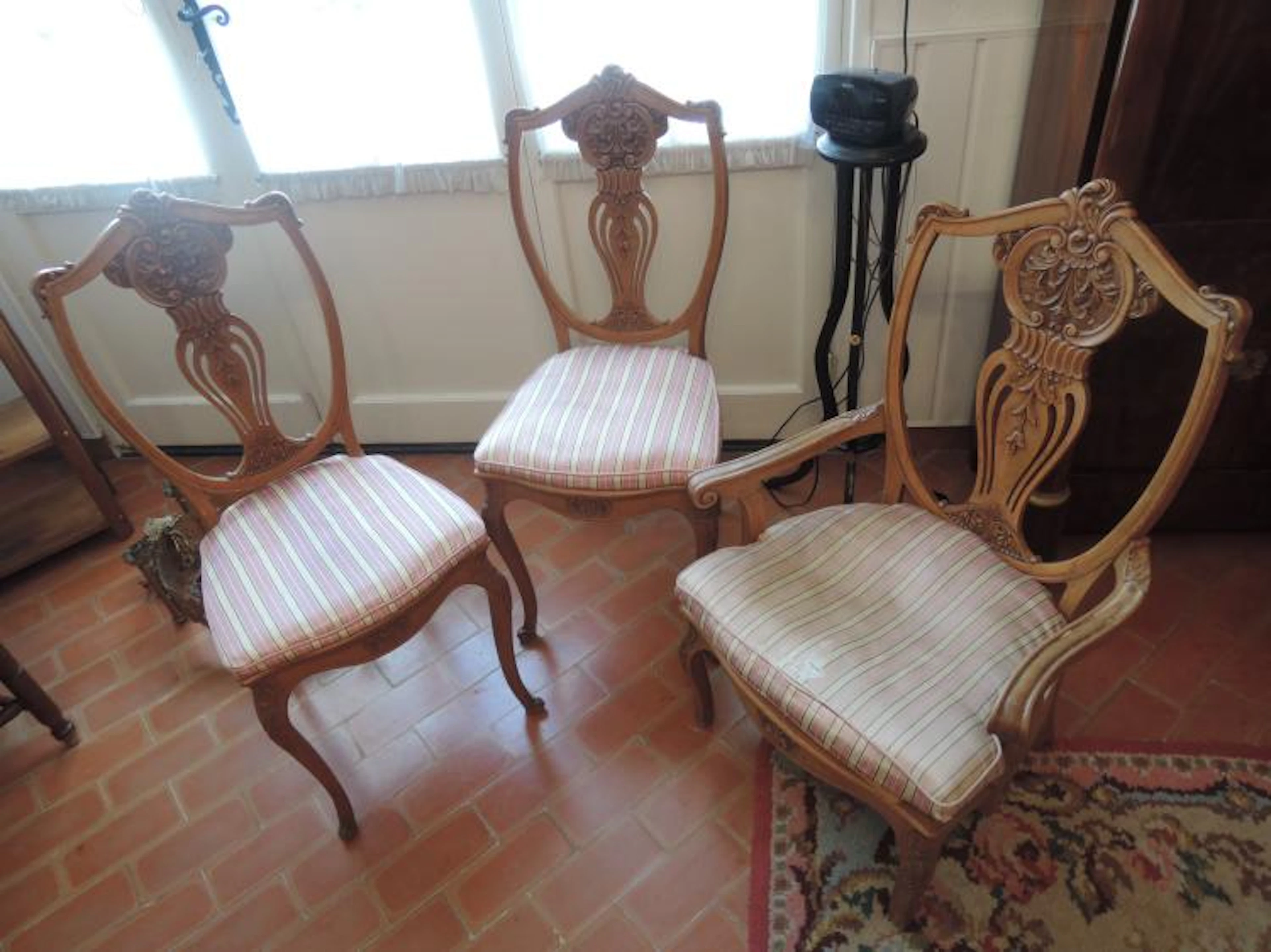 Ensemble de MOBILIER de style Chippendale en placage de loupe de citronnier