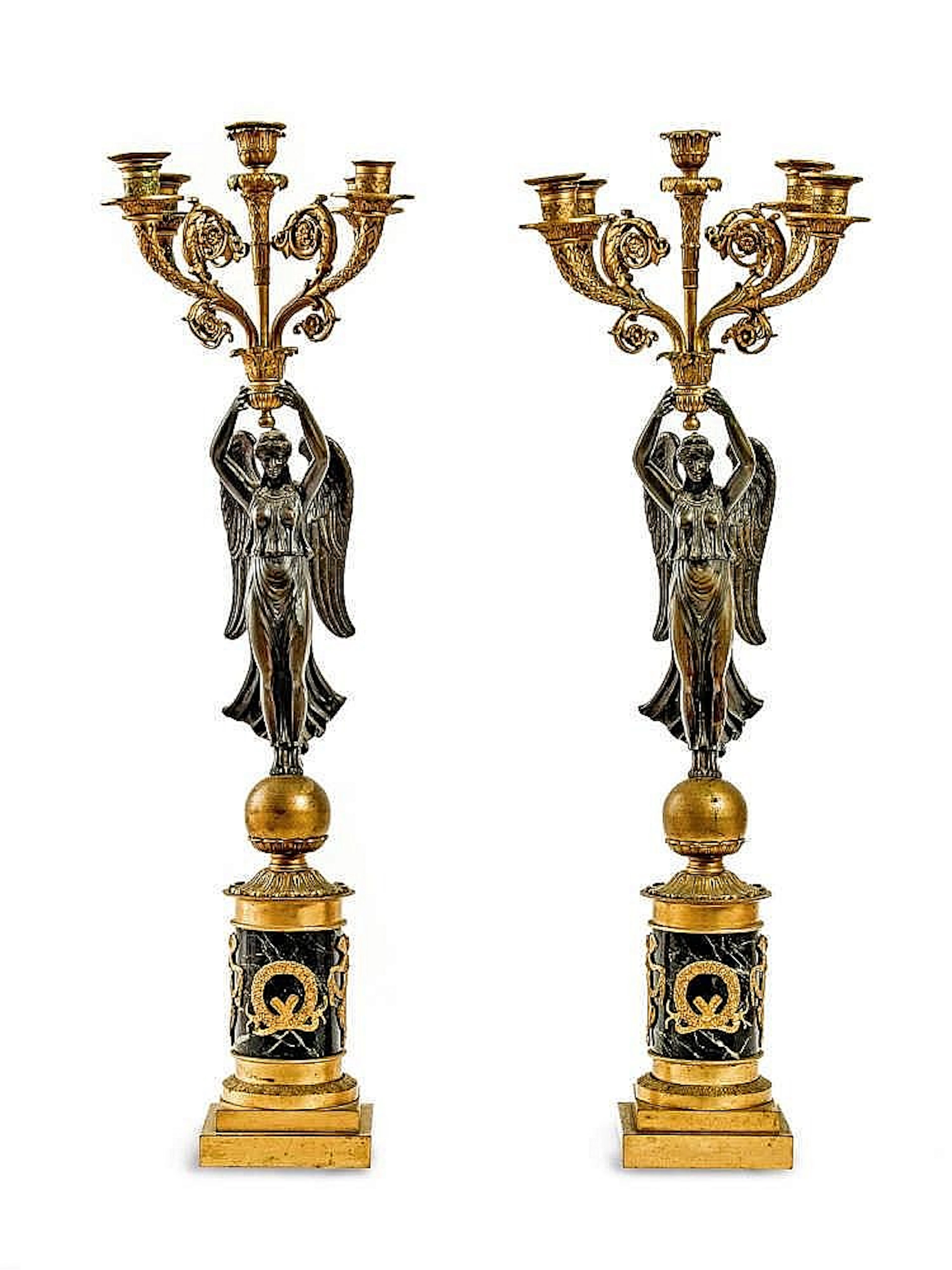 Paire de candélabres aux Victoires en bronze ciselé à...
