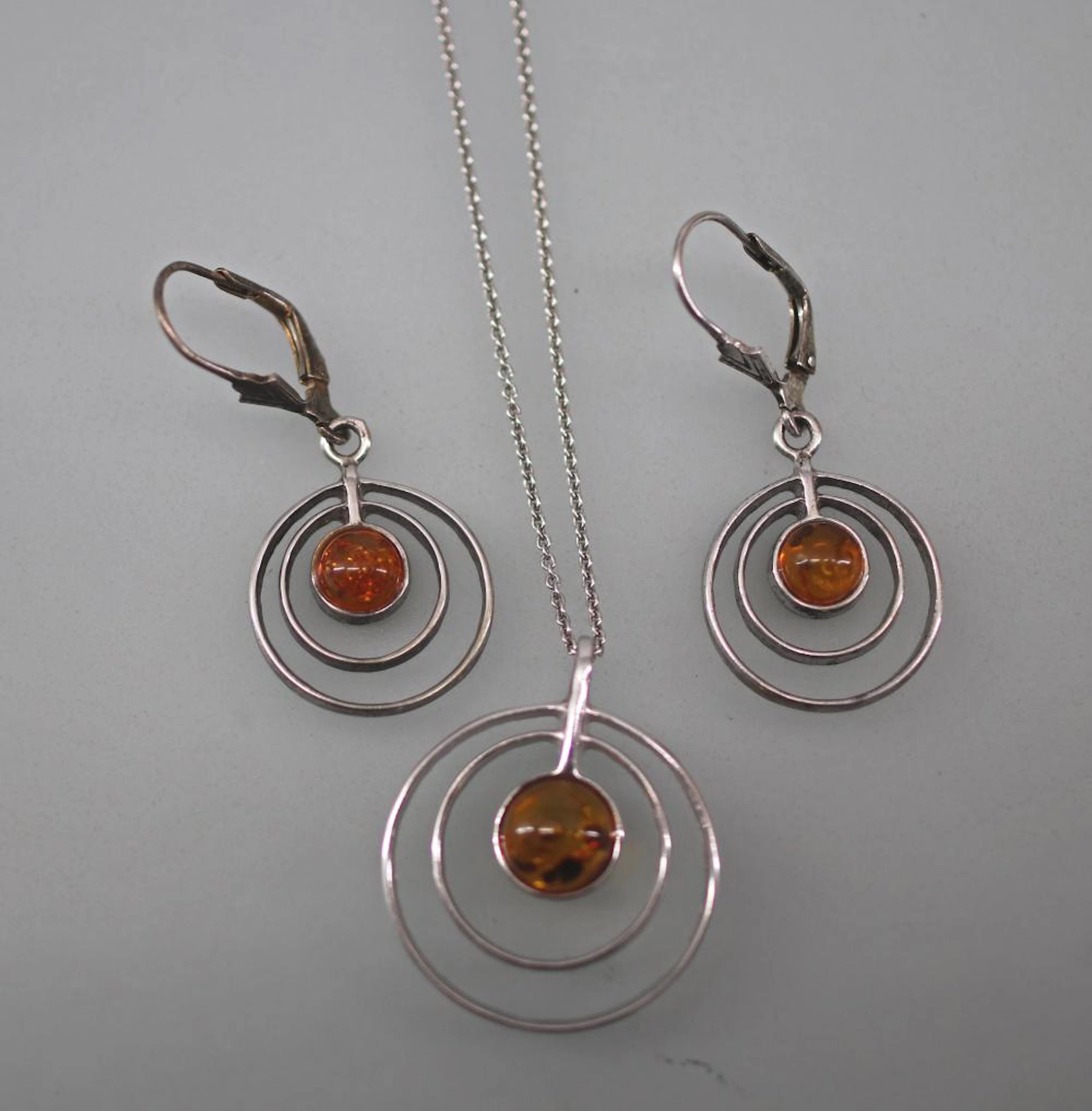 Anhänger mit Kette und Ohrringe Bernstei